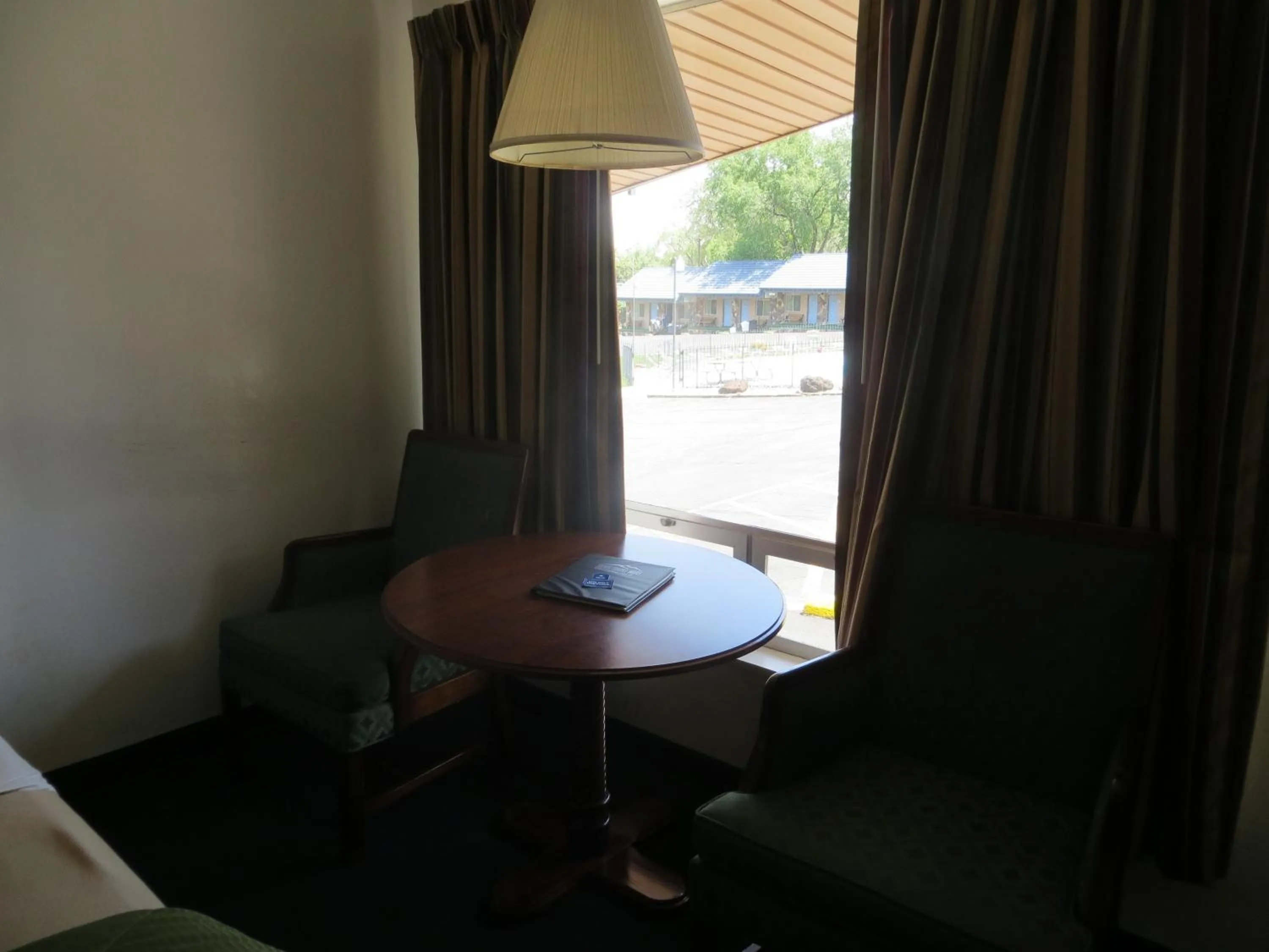 Seating area in Silver Saddle Motel