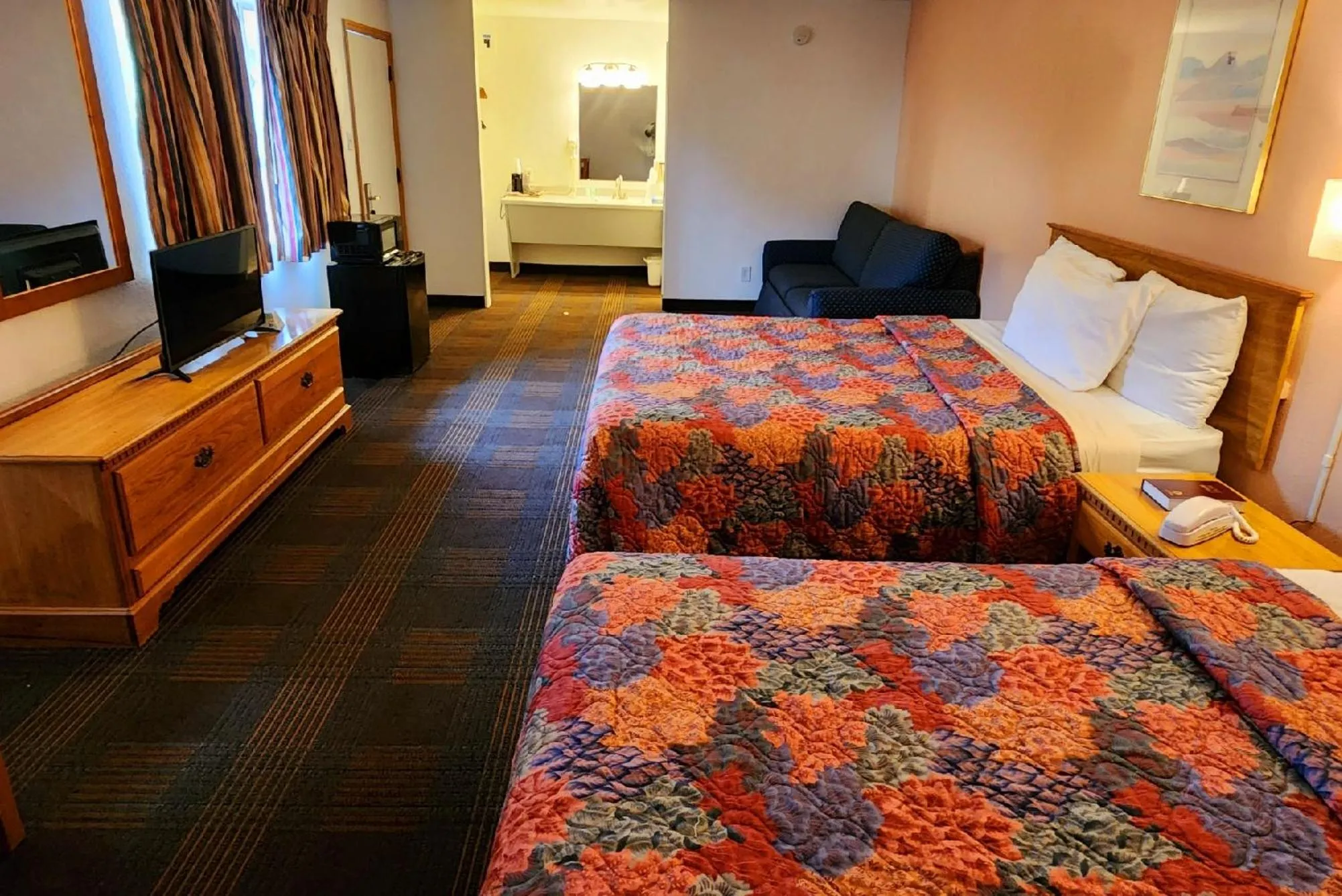 Bedroom, Bed in Silver Saddle Motel