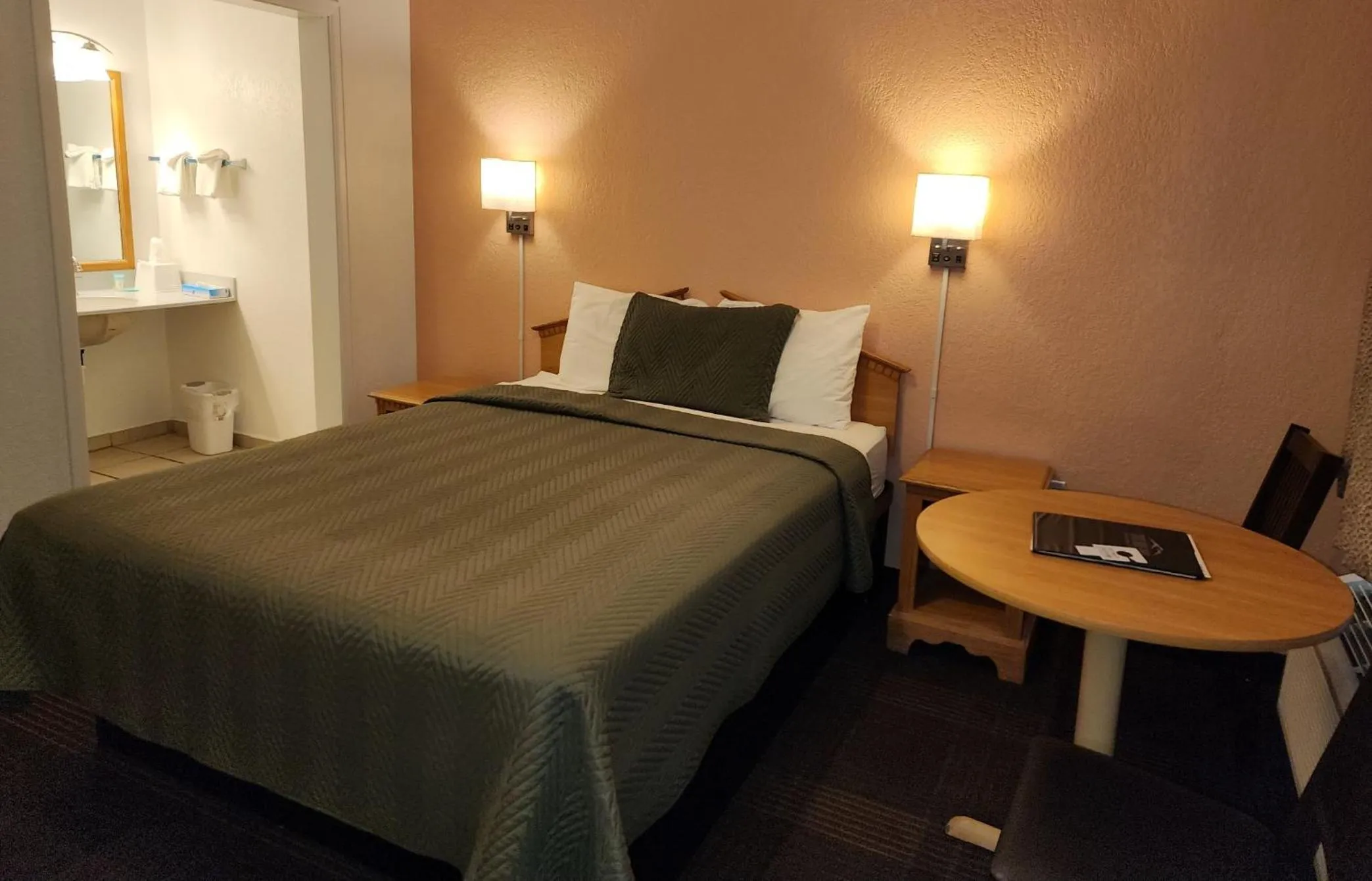 Bedroom, Bed in Silver Saddle Motel