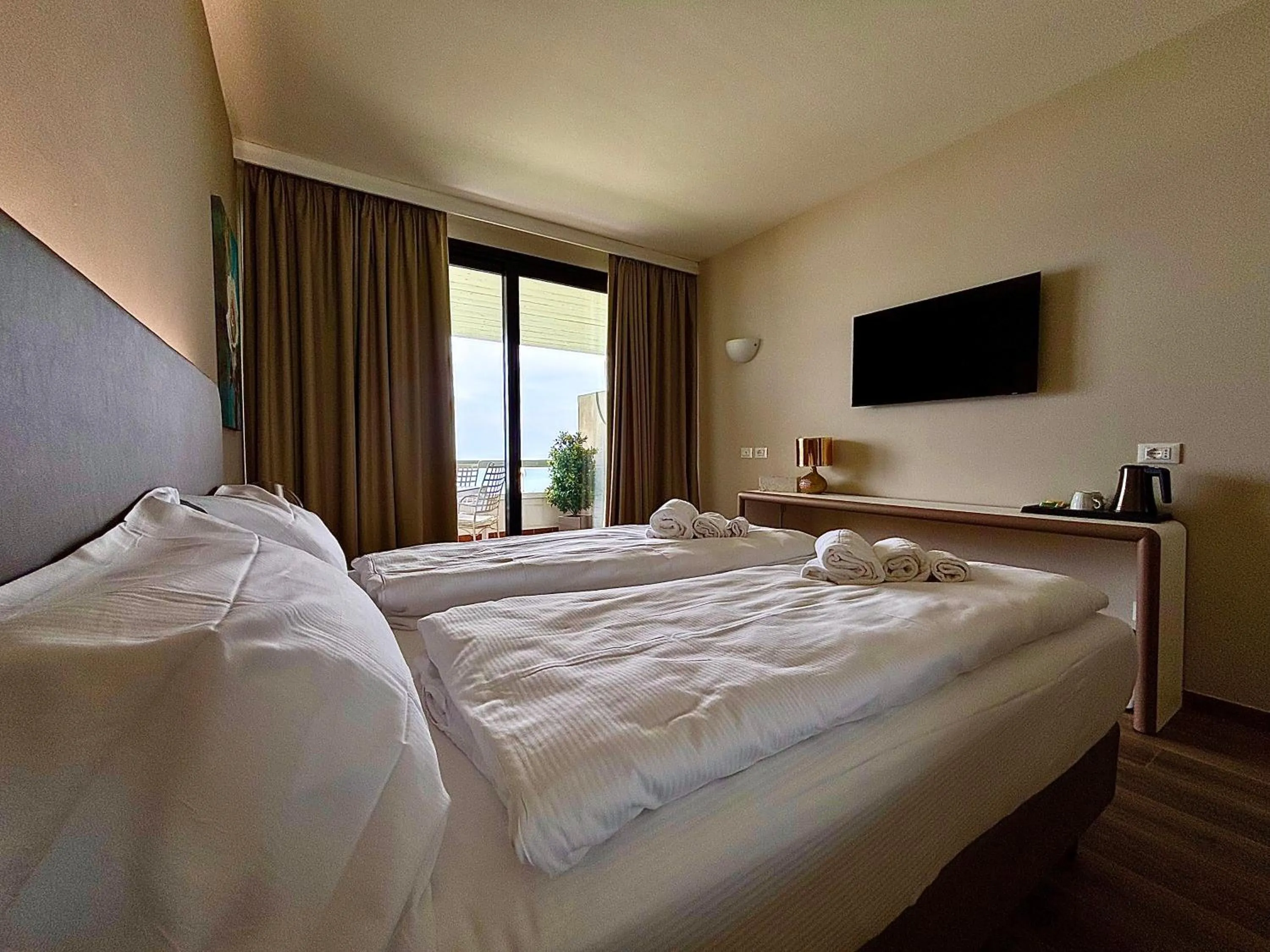 Superior Triple Room with Balcony and Lake View in Hotel Aquila D'Oro Desenzano