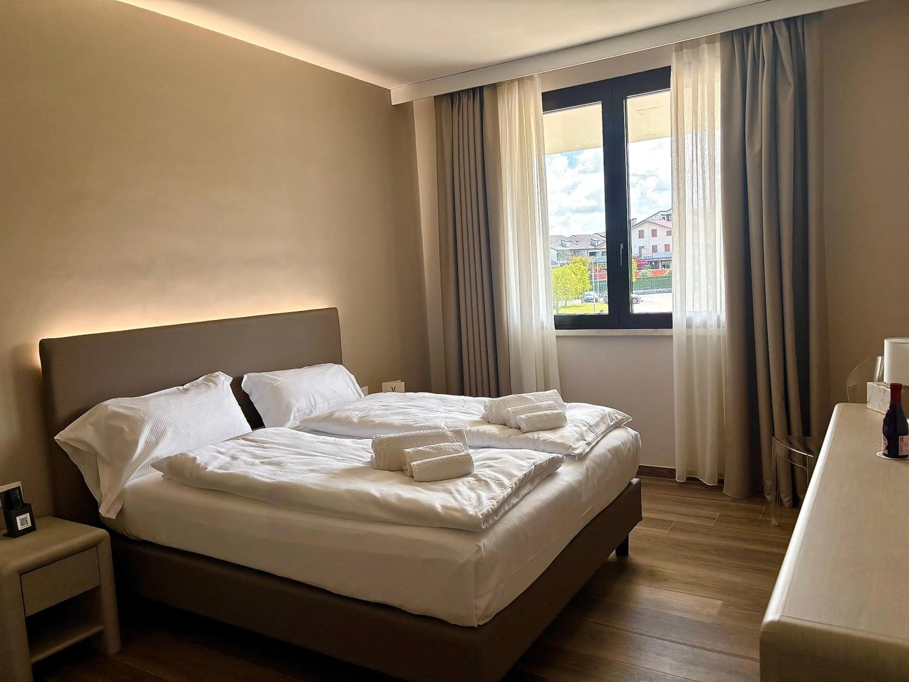 View (from property/room), Bed in Hotel Aquila D'Oro Desenzano