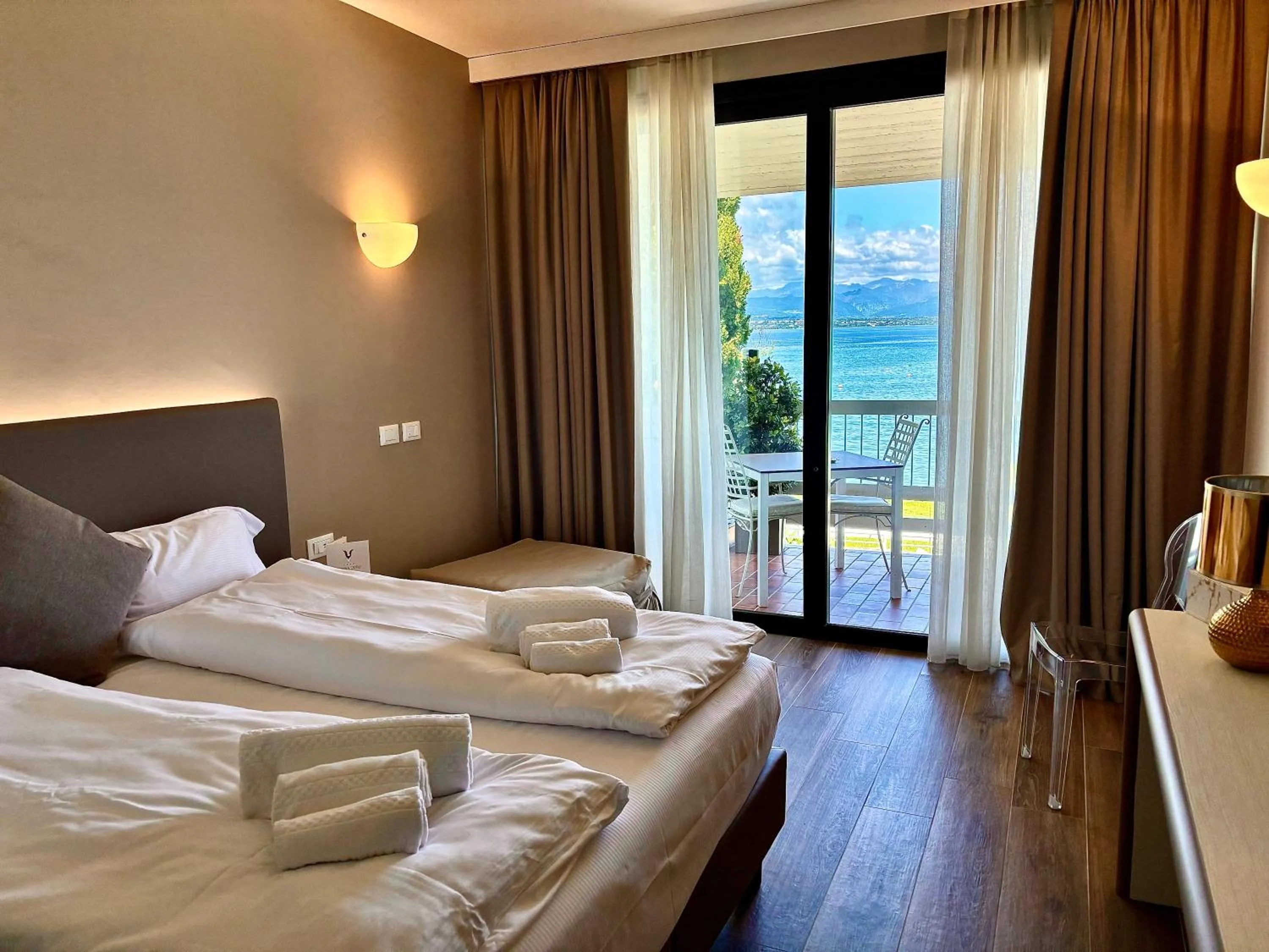 View (from property/room), Bed in Hotel Aquila D'Oro Desenzano