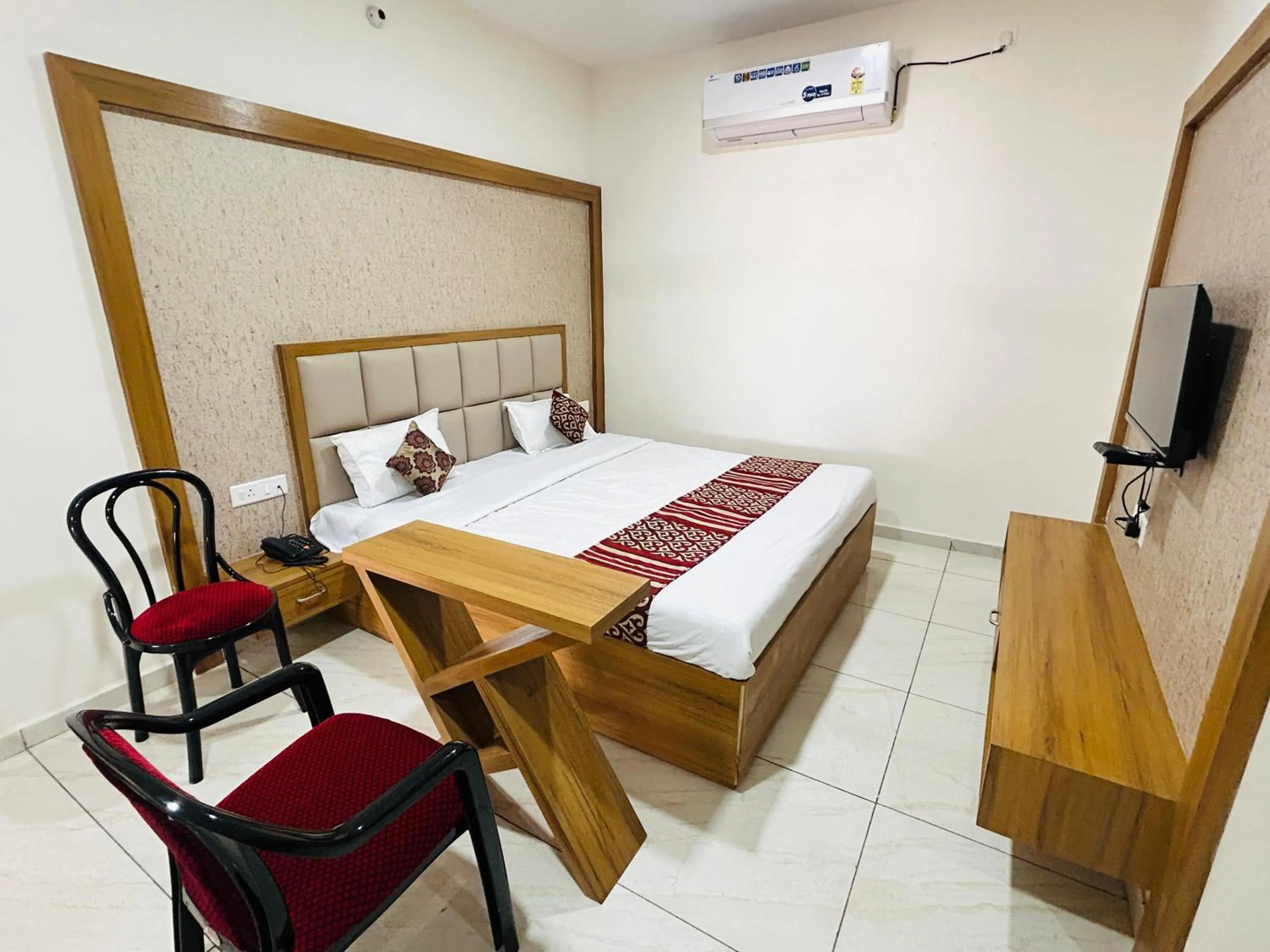 Hotel The Aadimata & Banquets