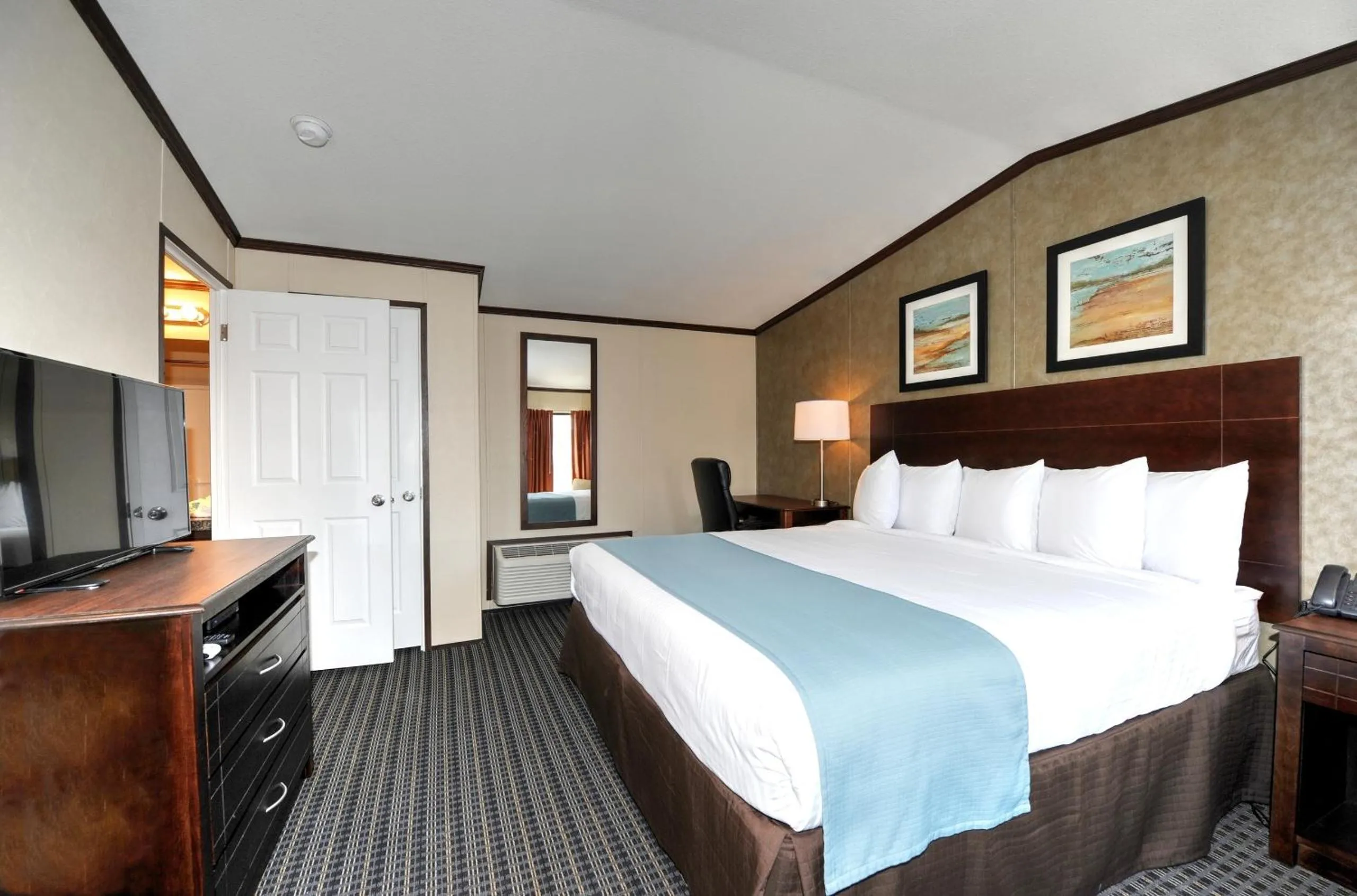 Photo of the whole room, Bed in Instalodge Hotel and Suites Karnes City