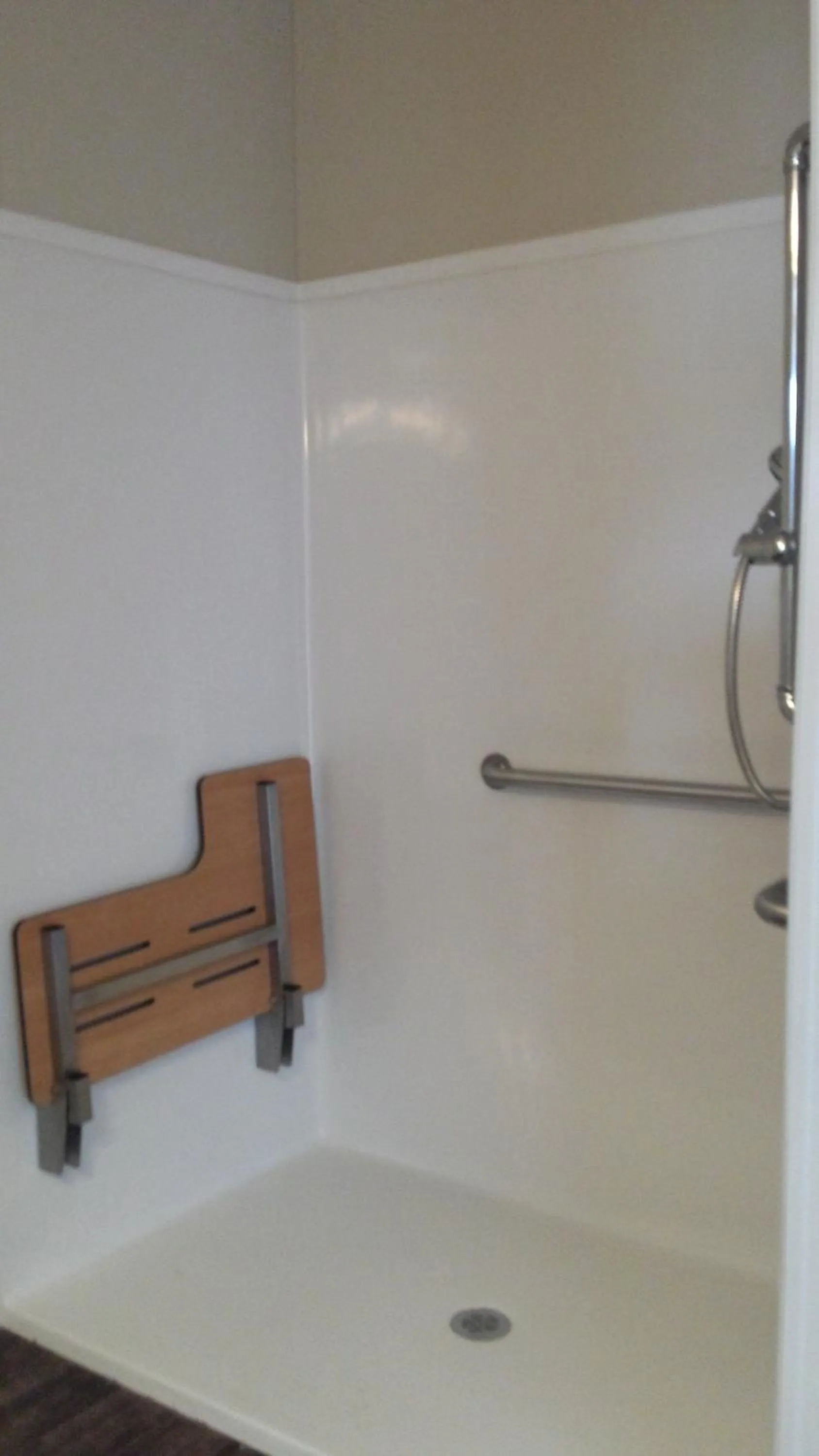 Shower in Instalodge Hotel and Suites Karnes City