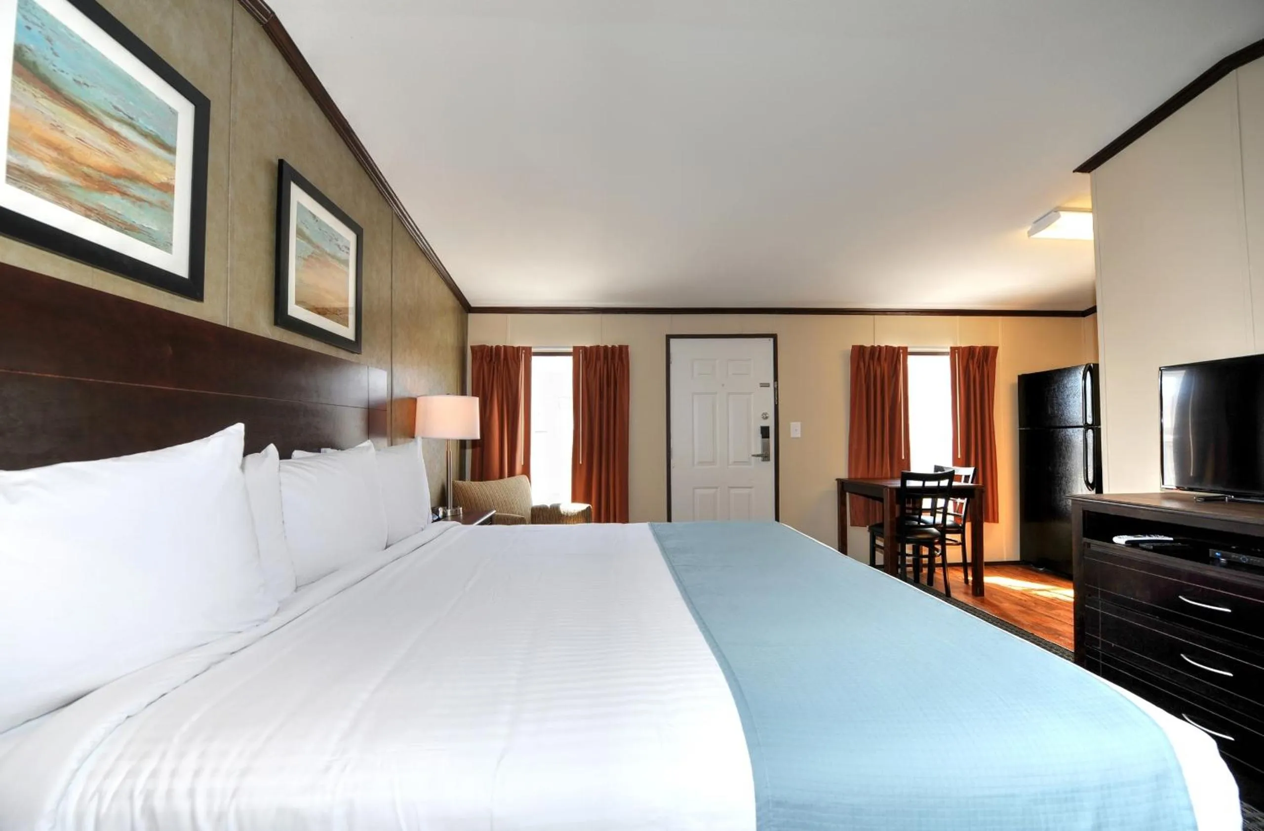 Photo of the whole room, Bed in Instalodge Hotel and Suites Karnes City