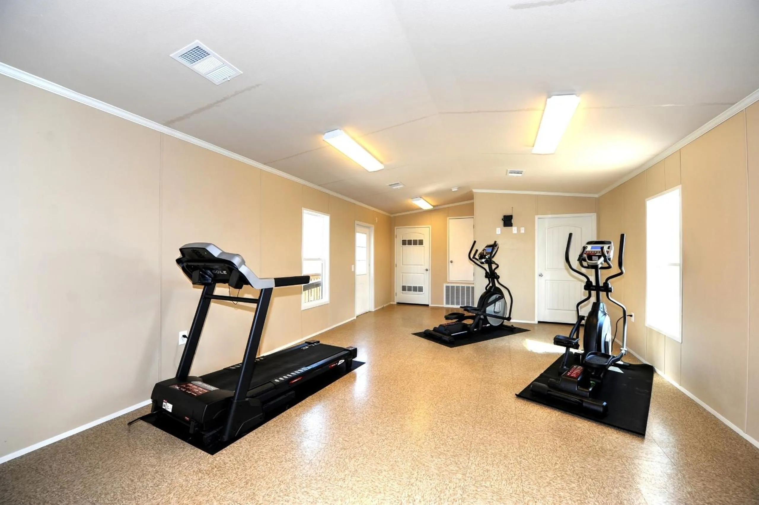 Fitness centre/facilities in Instalodge Hotel and Suites Karnes City