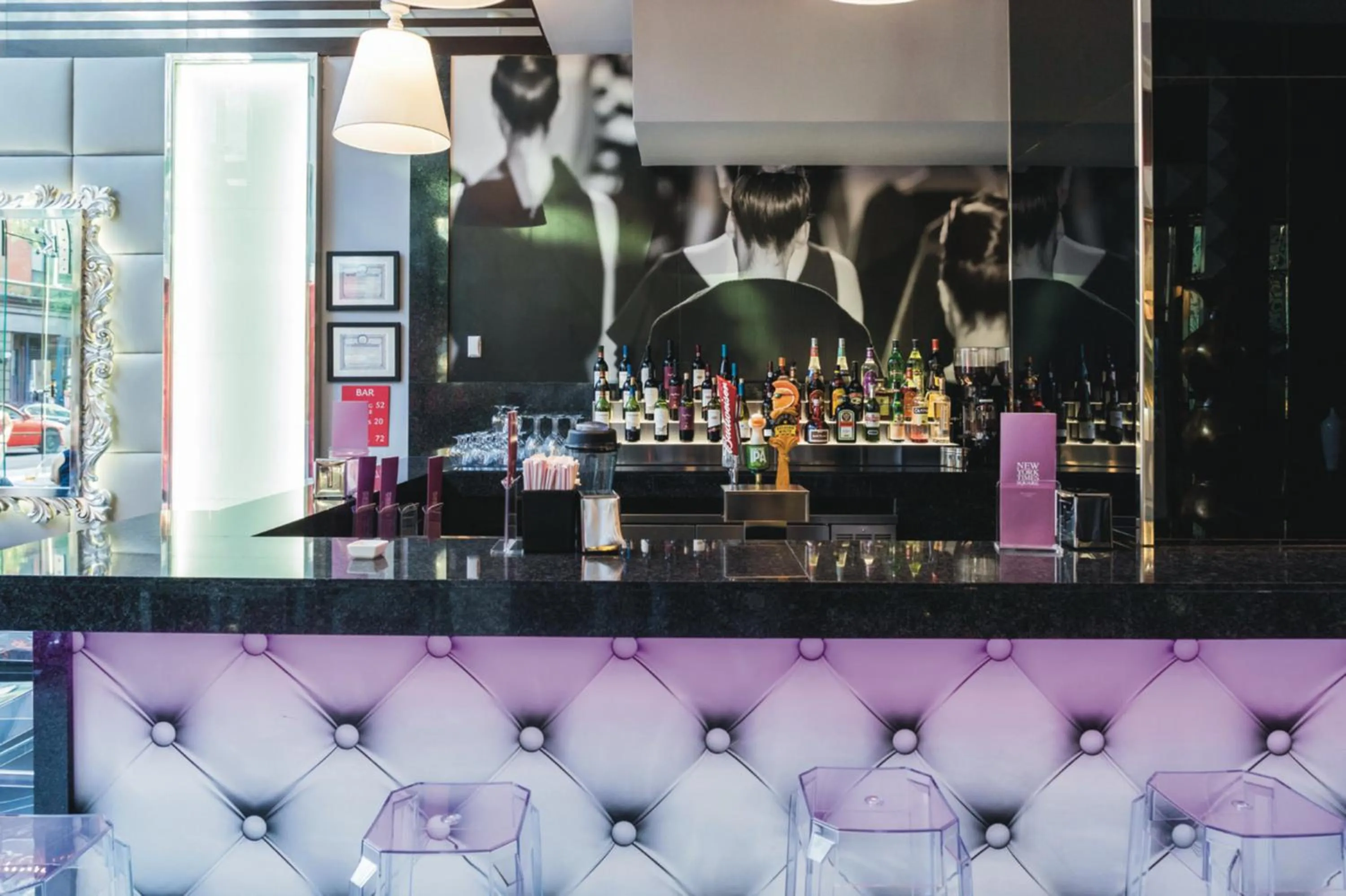 Lounge or bar in Riu Plaza New York Times Square