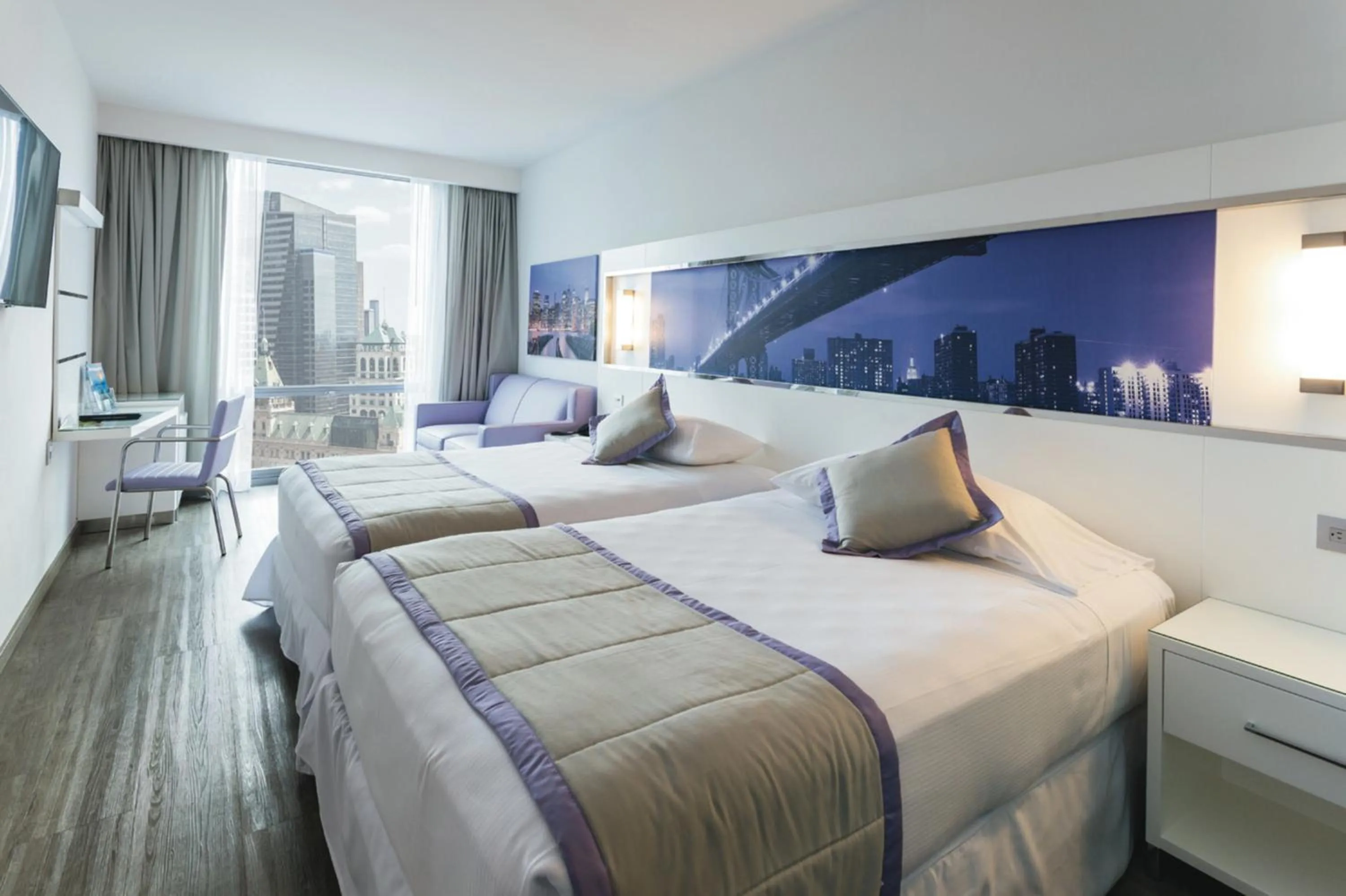 Photo of the whole room, Bed in Riu Plaza New York Times Square