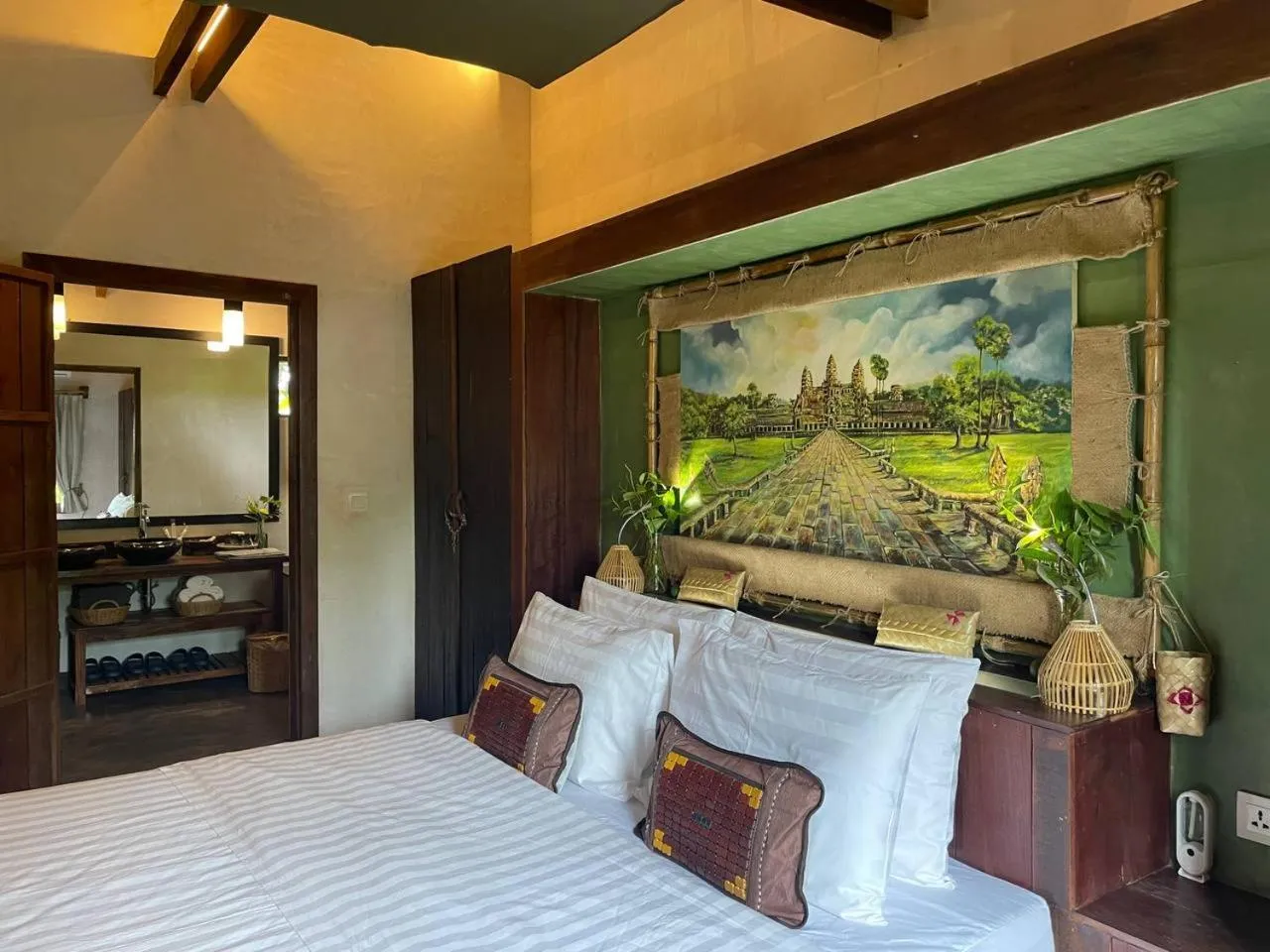 Bed in Maison Model d'Angkor