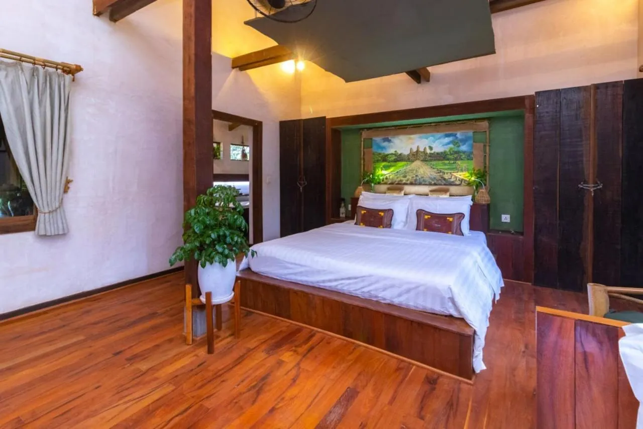 Bed in Maison Model d'Angkor