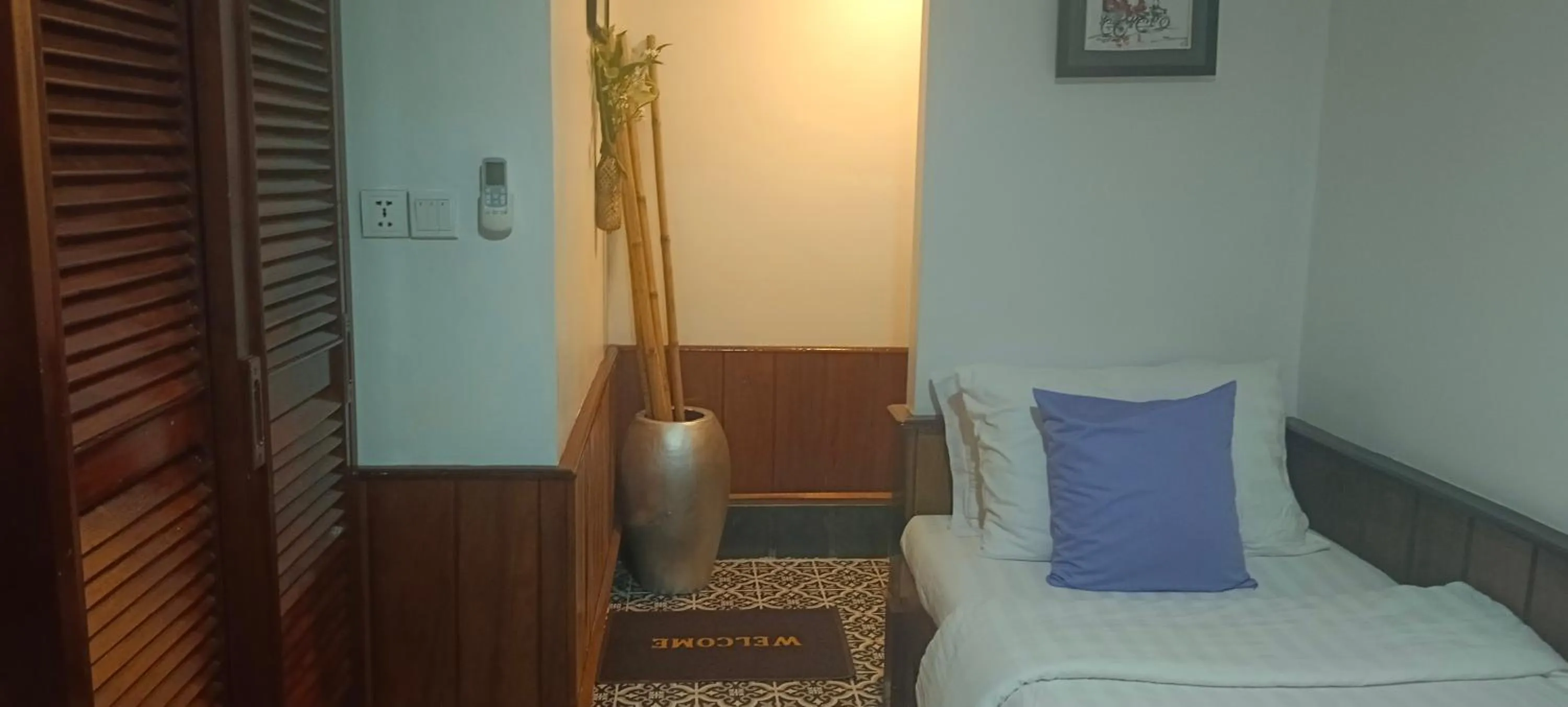 Facade/entrance, Bed in Maison Model d'Angkor