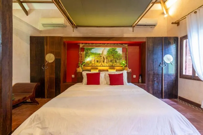 Bed in Maison Model d'Angkor