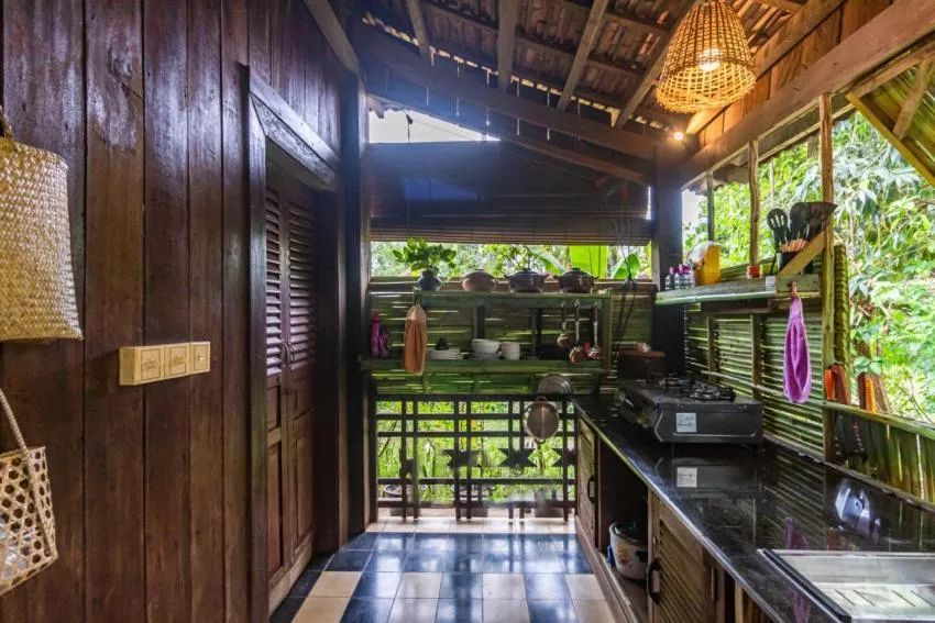 Kitchen or kitchenette in Maison Model d'Angkor