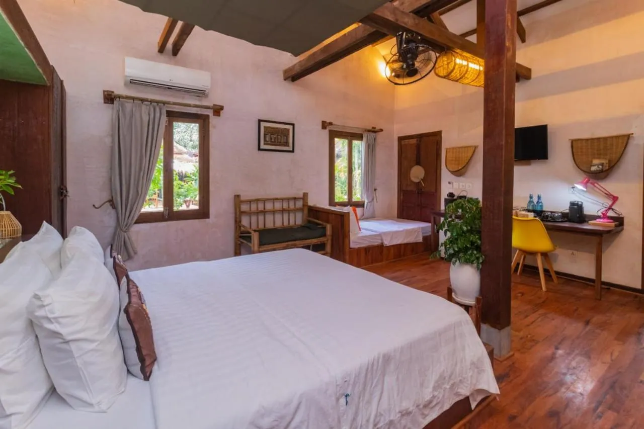 Bed in Maison Model d'Angkor