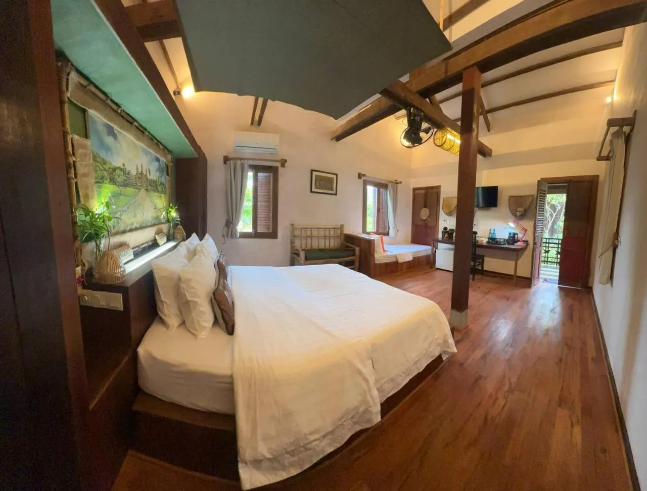 Bed in Maison Model d'Angkor