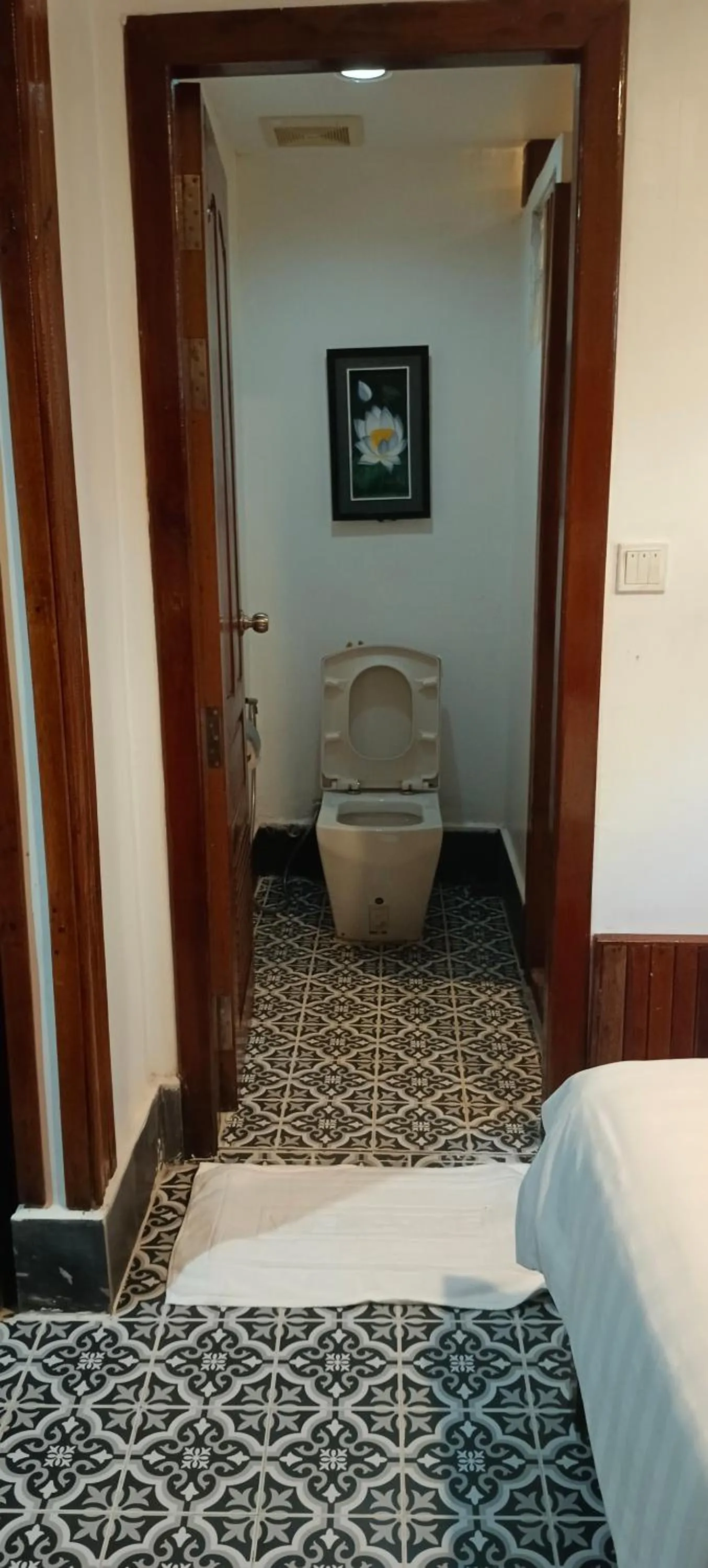 Toilet, Bed in Maison Model d'Angkor