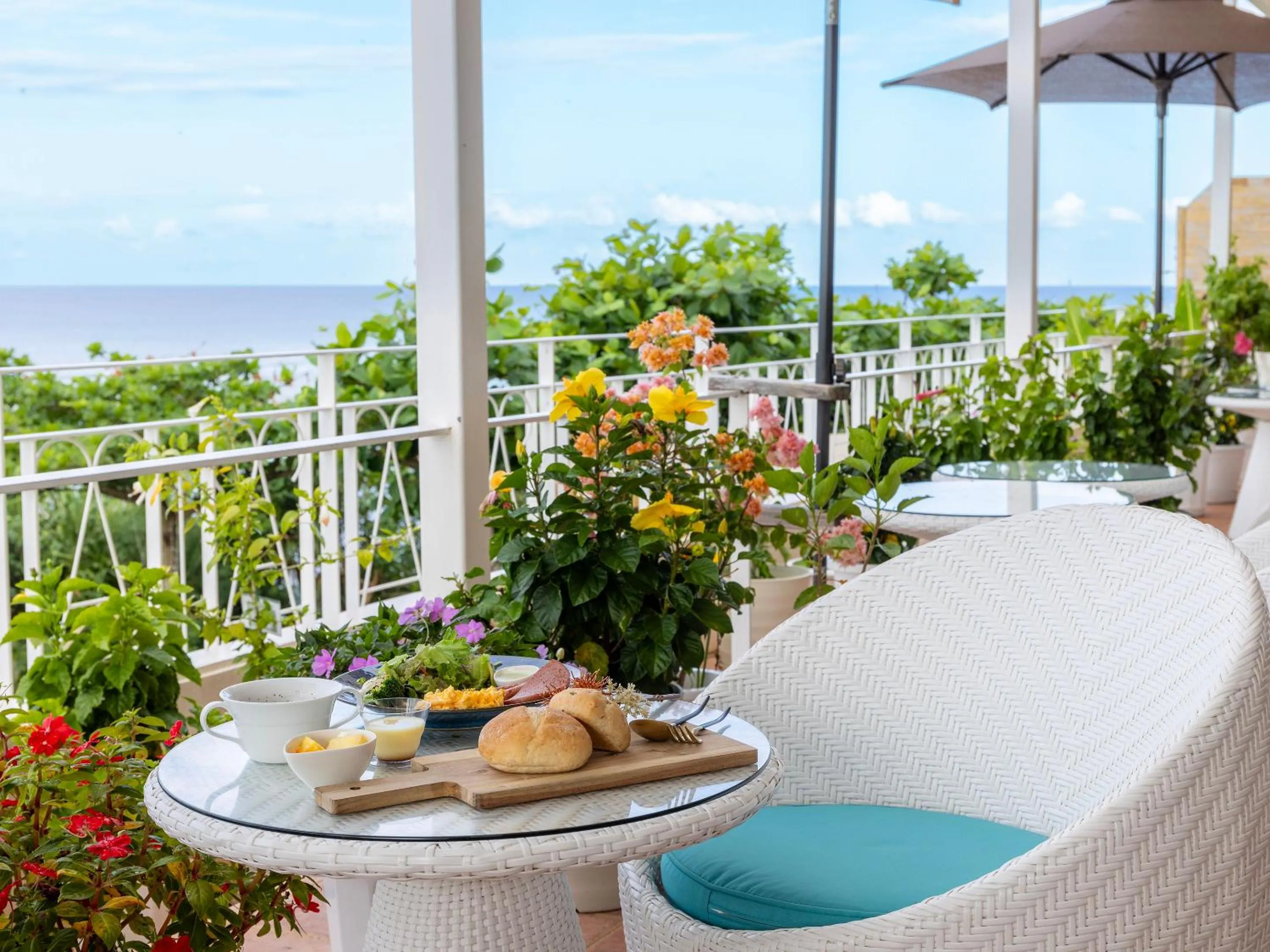 Restaurant/places to eat in Umi No Terrace Yomitan Toya