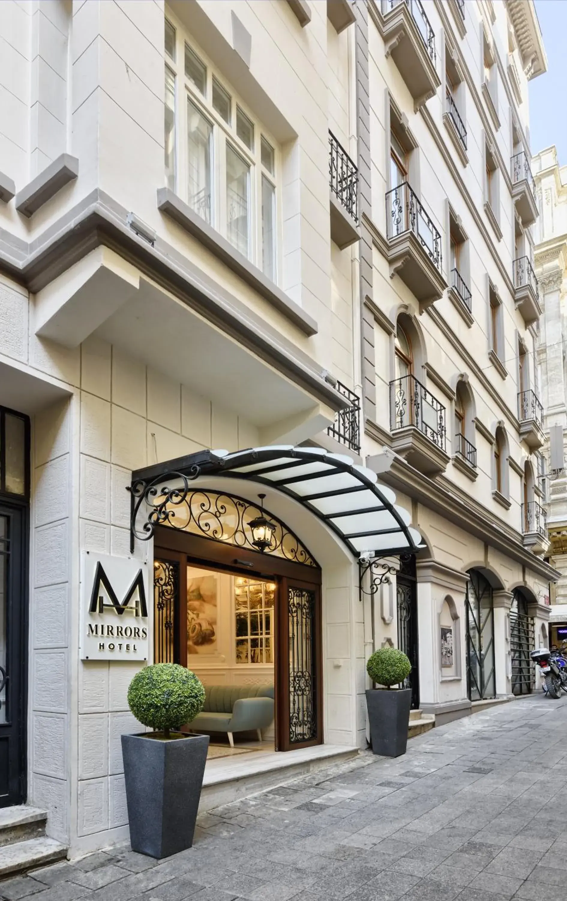 Facade/entrance in Mirrors Hotel İstanbul Taksim City Center Facade/entrance in Mirrors Hotel İstanbul Taksim City Center