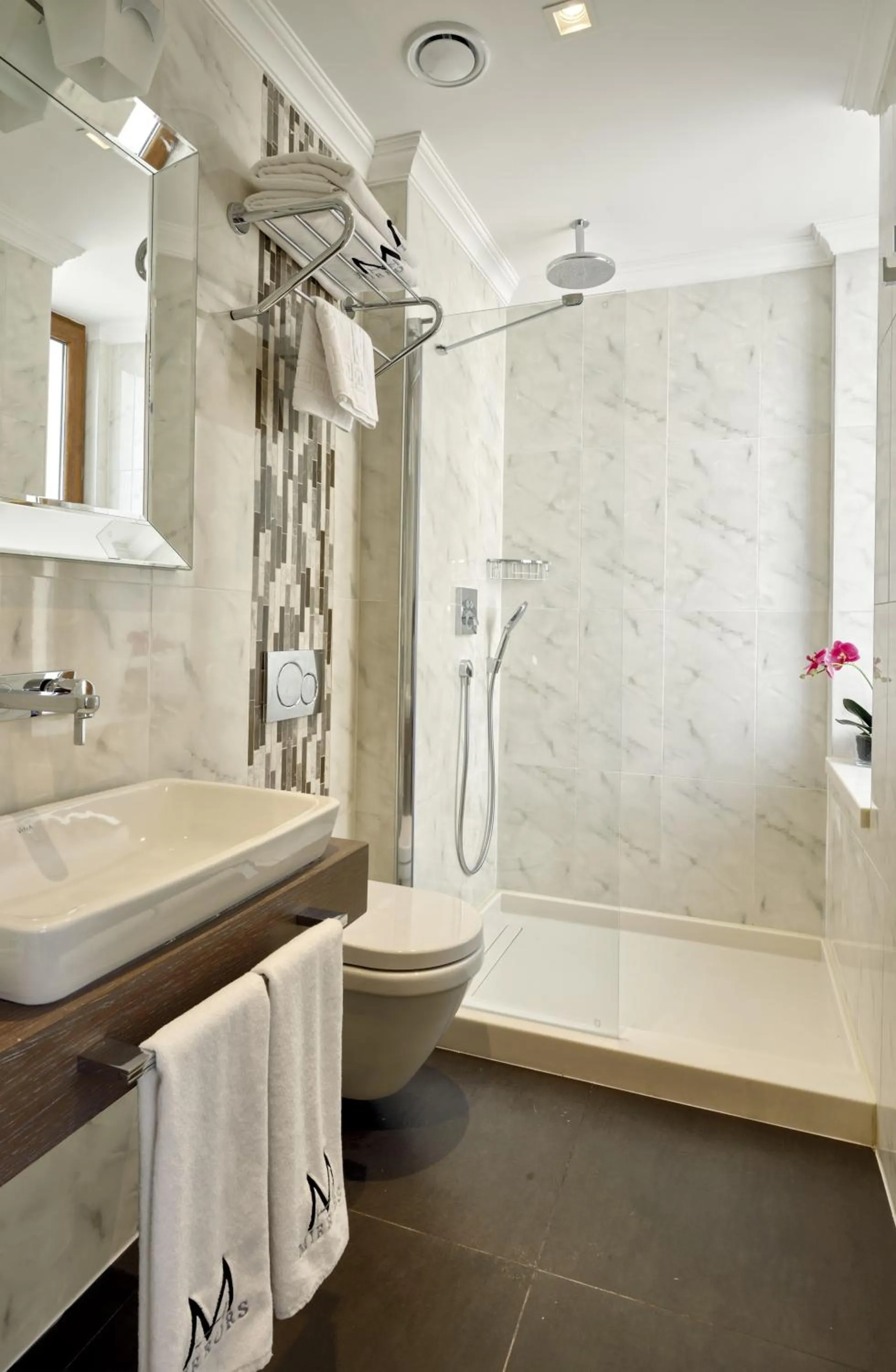 Toilet in Mirrors Hotel İstanbul Taksim City Center