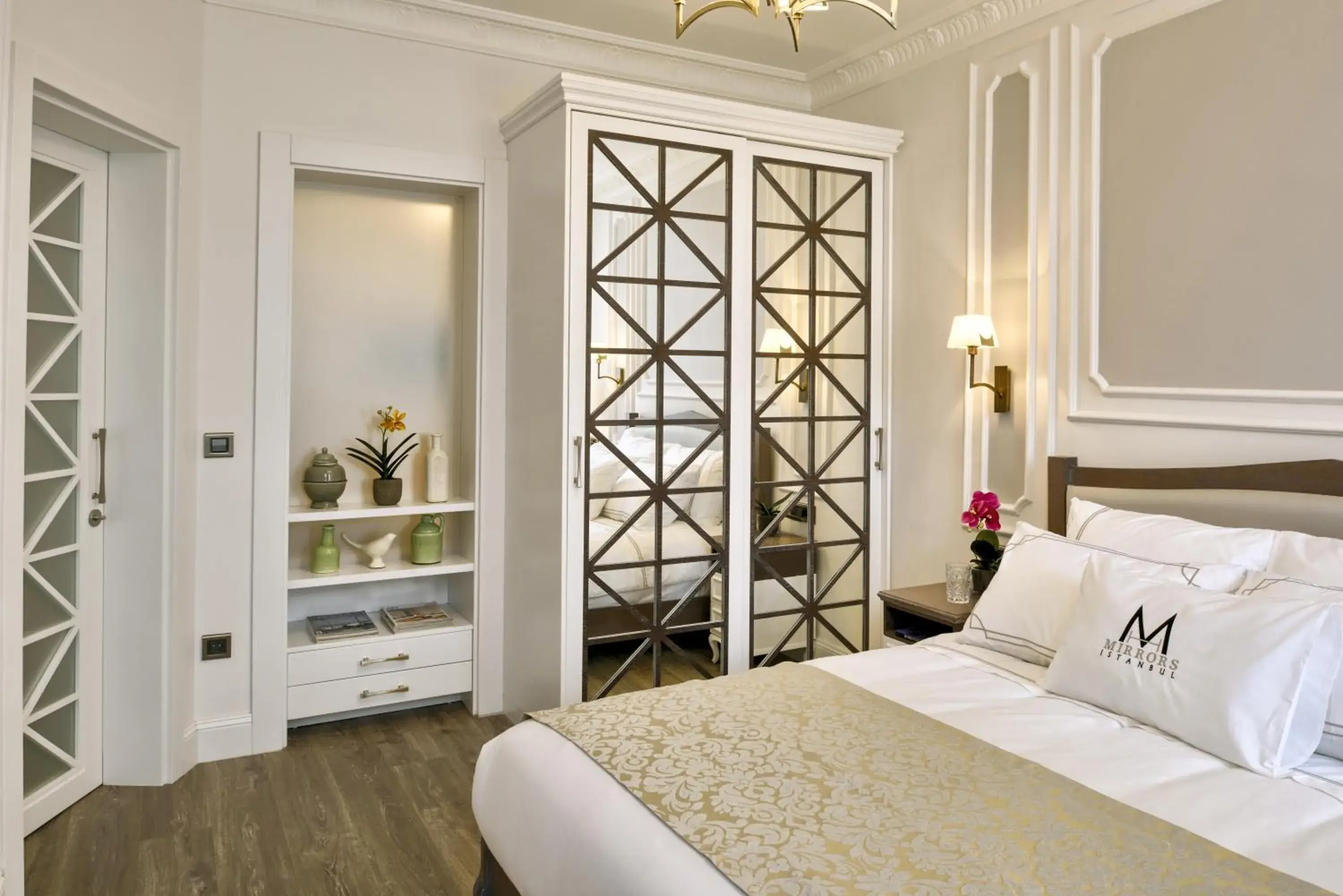 Decorative detail, Bed in Mirrors Hotel İstanbul Taksim City Center Decorative detail, Bed in Mirrors Hotel İstanbul Taksim City Center