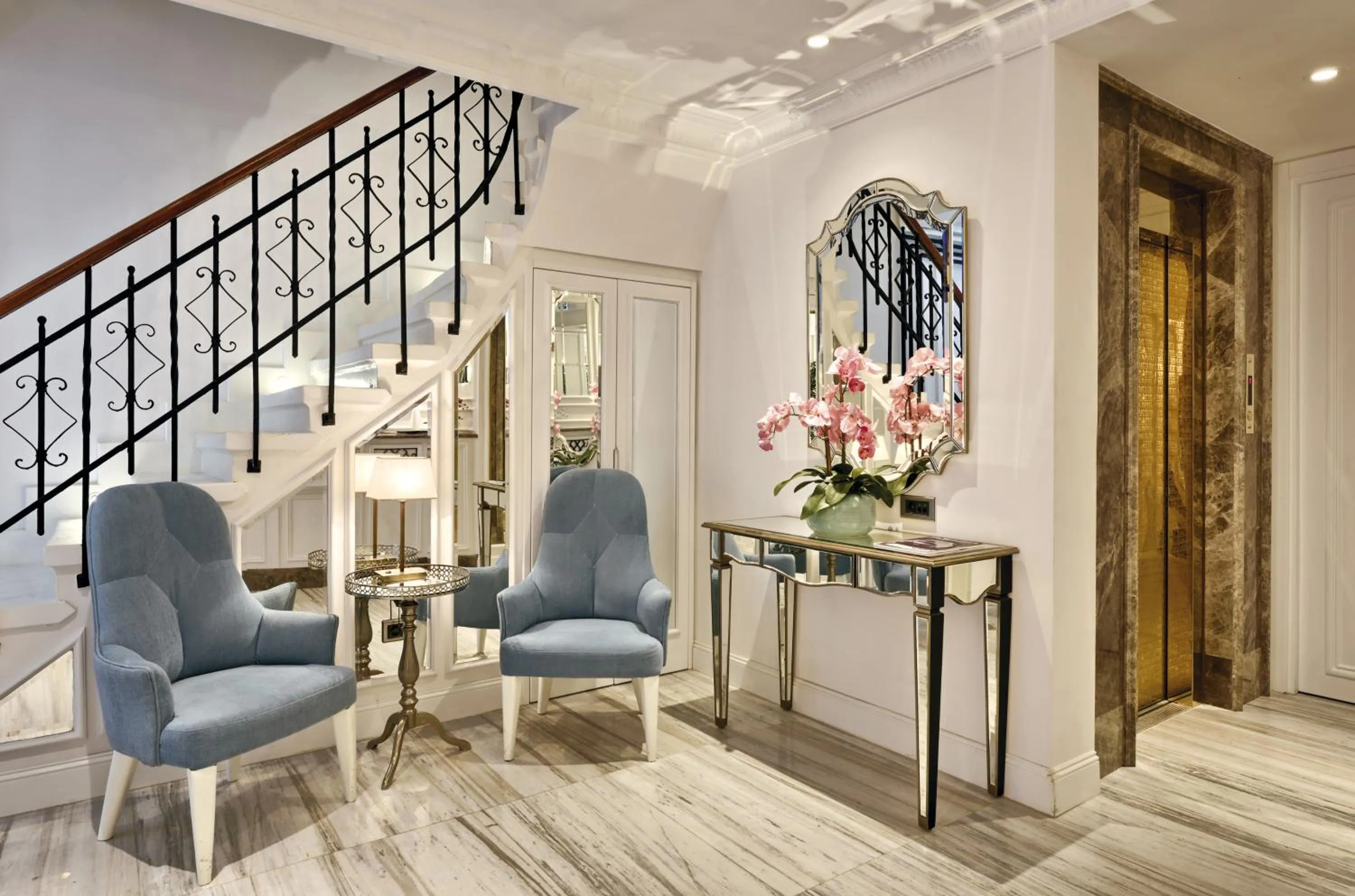 Lobby or reception in Mirrors Hotel İstanbul Taksim City Center