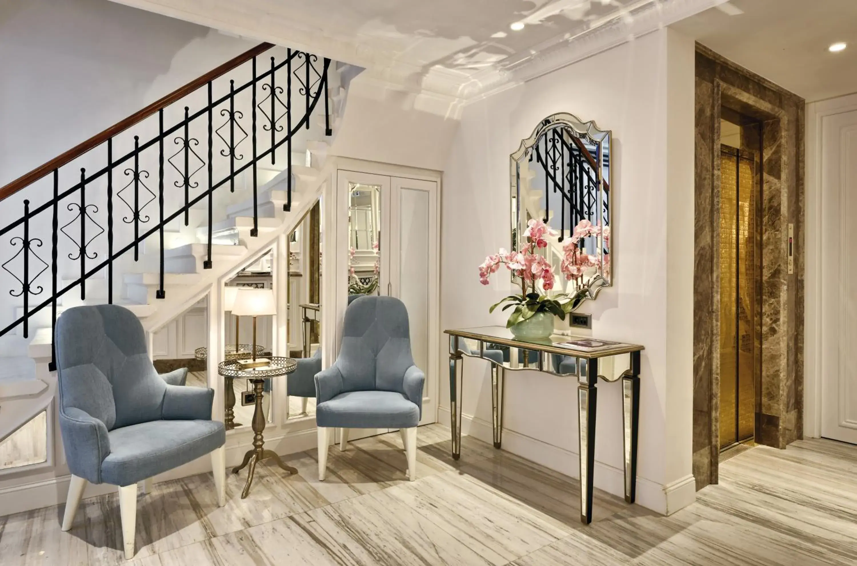 Lobby or reception in Mirrors Hotel İstanbul Taksim City Center Lobby or reception in Mirrors Hotel İstanbul Taksim City Center