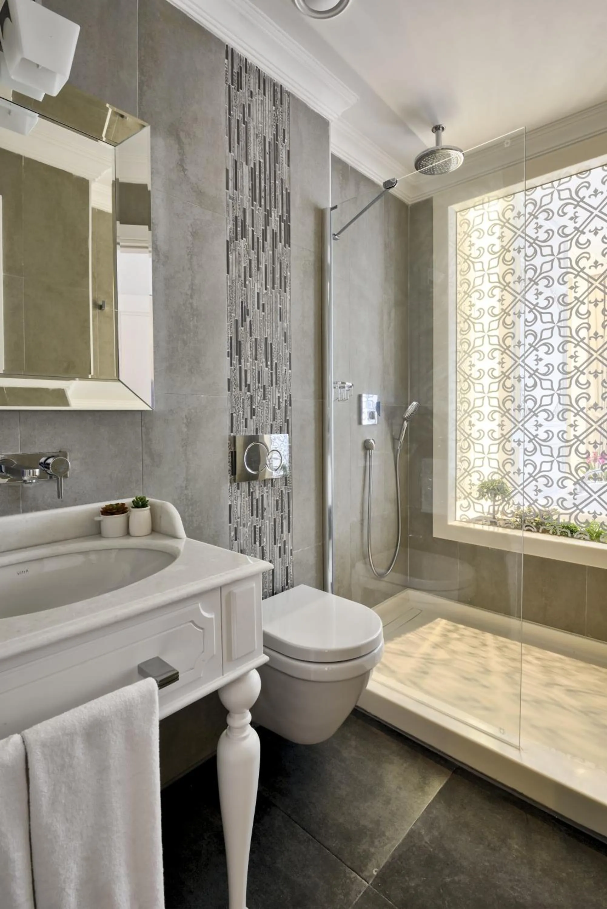 Shower in Mirrors Hotel İstanbul Taksim City Center