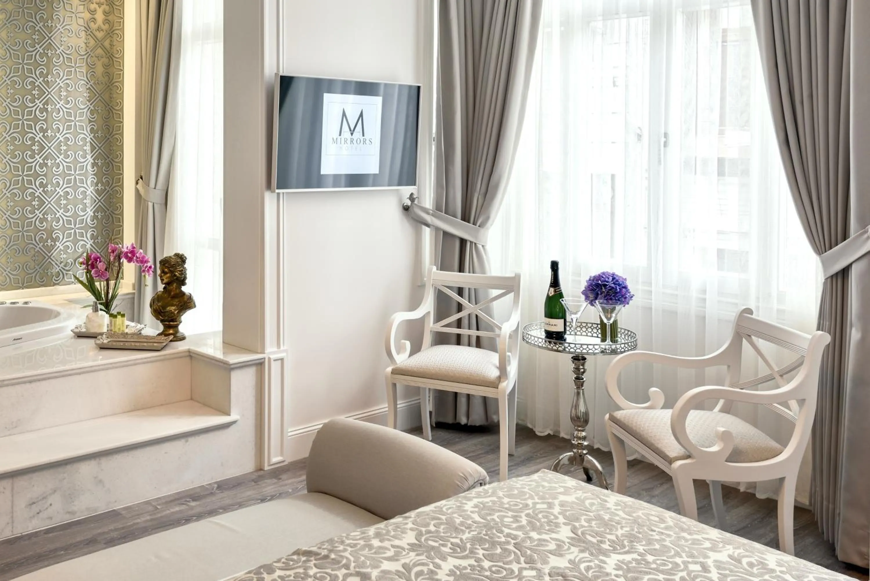 Hot Tub, Bed in Mirrors Hotel İstanbul Taksim City Center