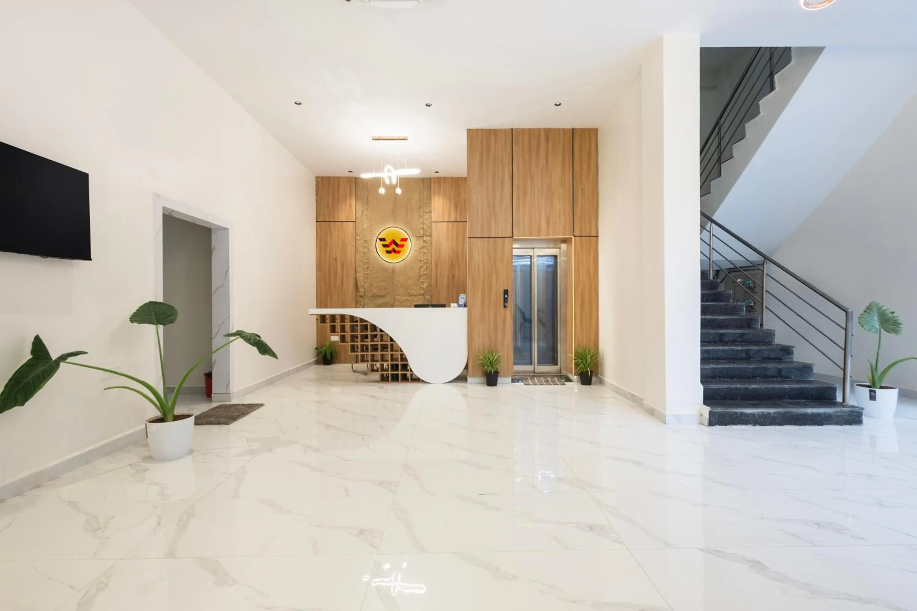 Lobby or reception in White Ridge Premium Hotel - Hitec City