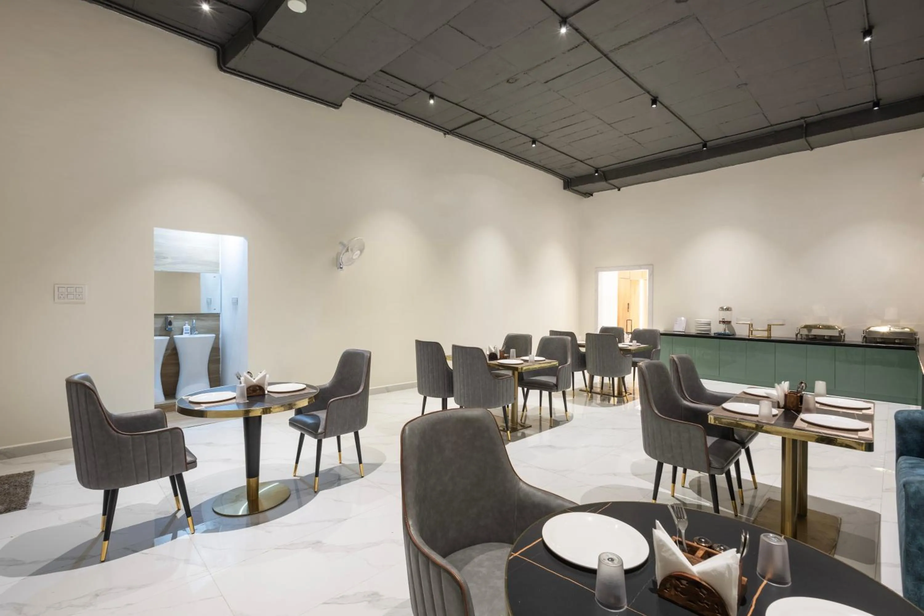 Restaurant/places to eat in White Ridge Premium Hotel - Hitec City