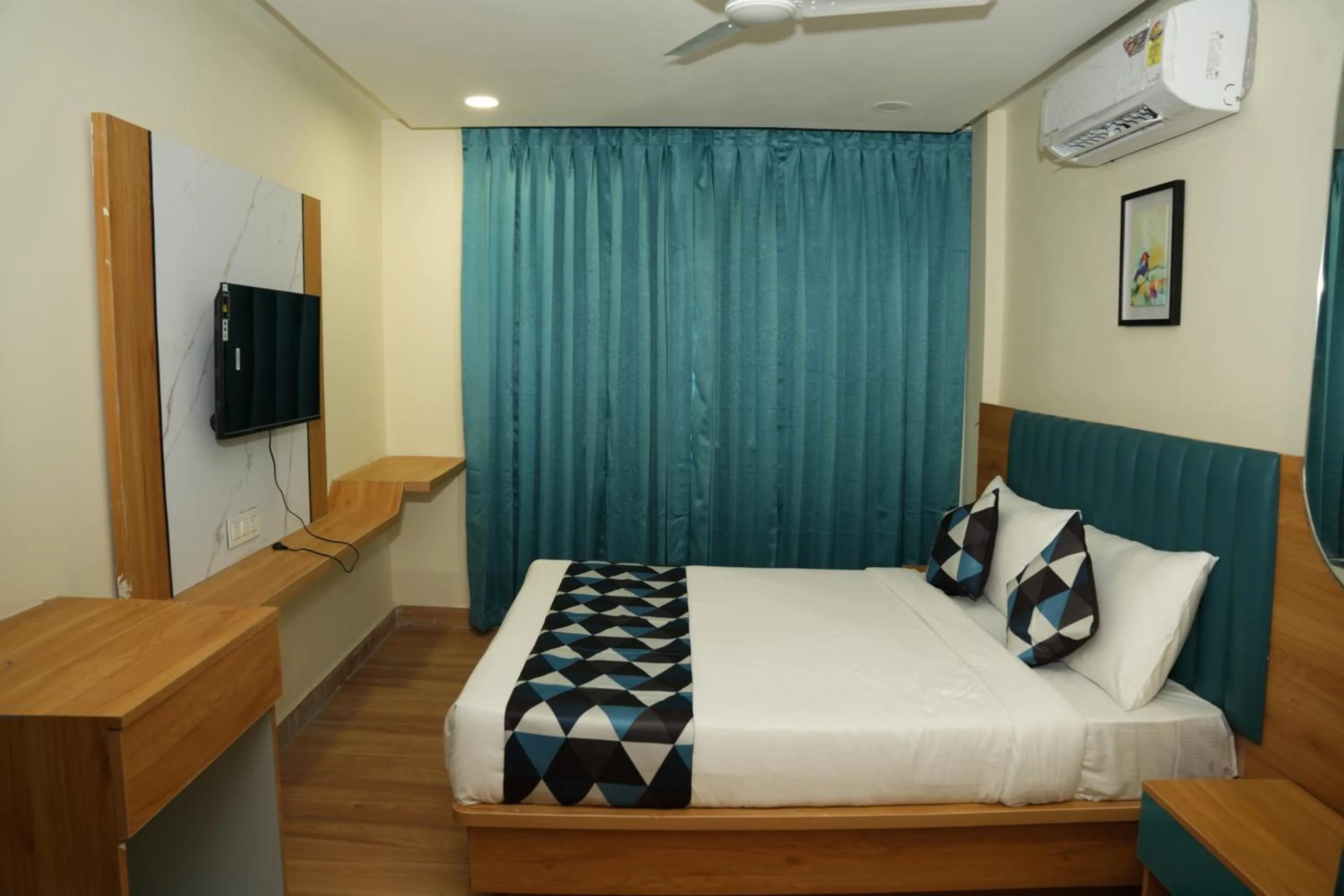 Bedroom, Bed in White Ridge Premium Hotel - Hitec City