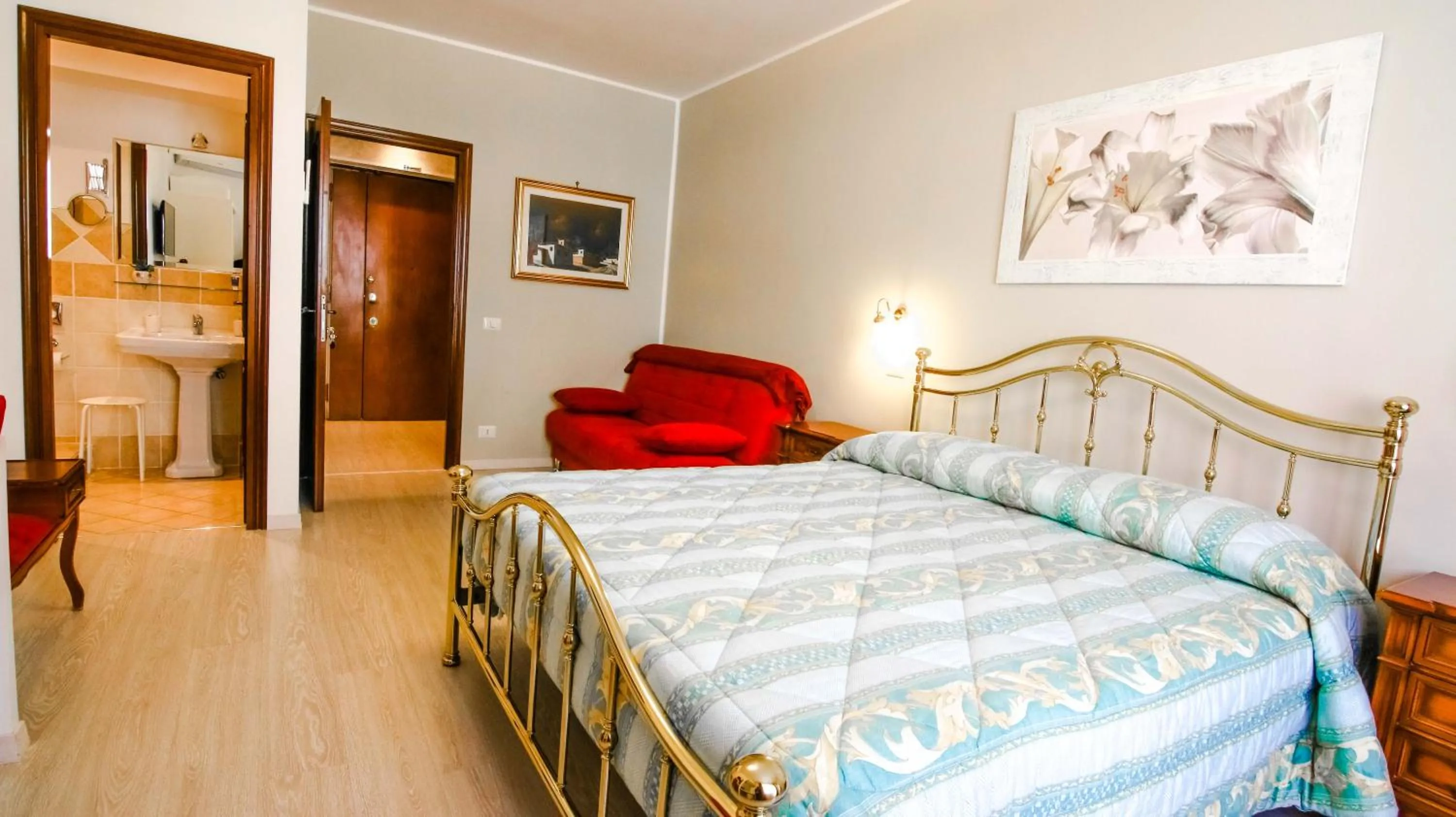 Photo of the whole room, Bed in B&B La Perla di Roma