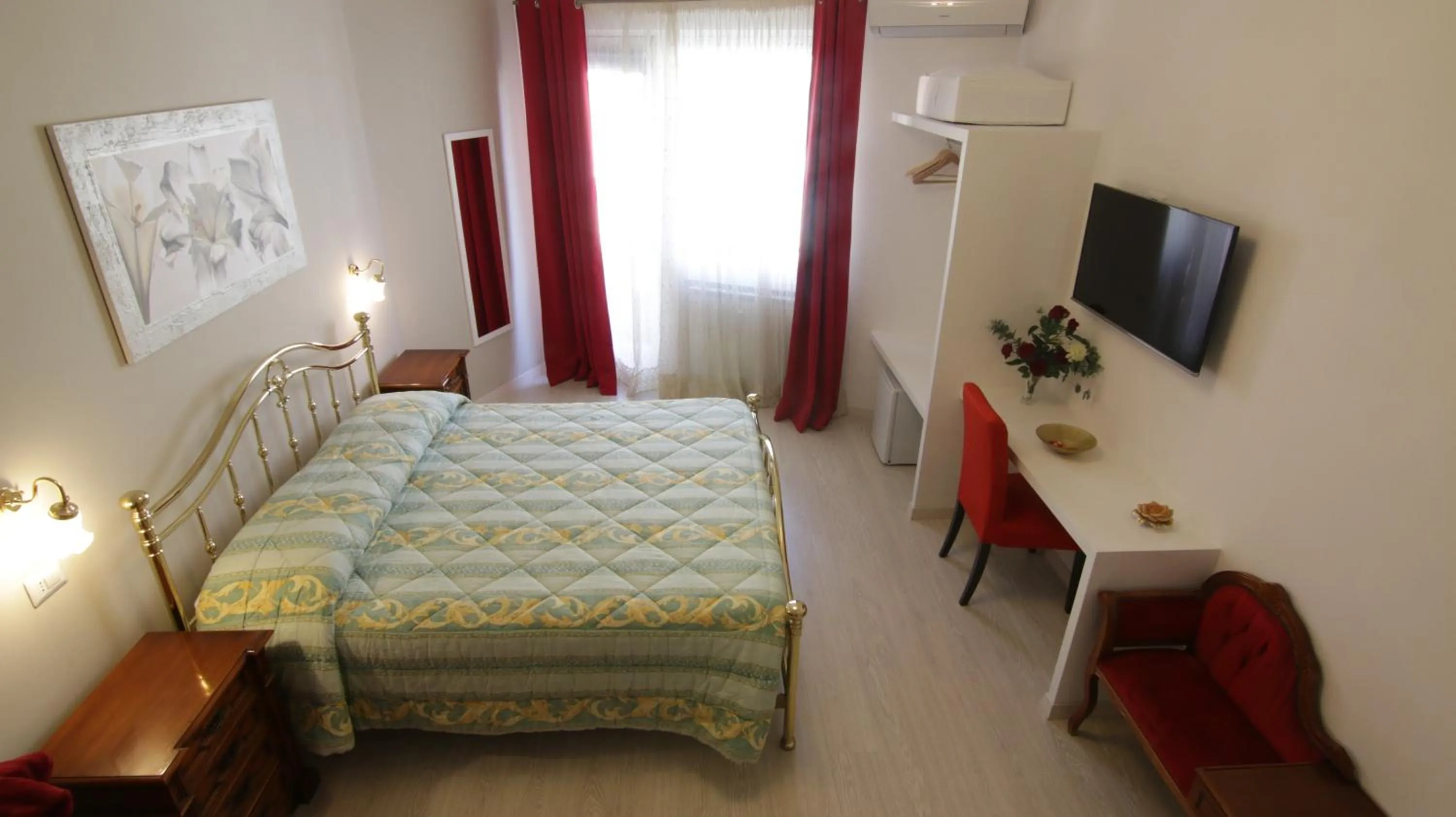 Photo of the whole room, Bed in B&B La Perla di Roma