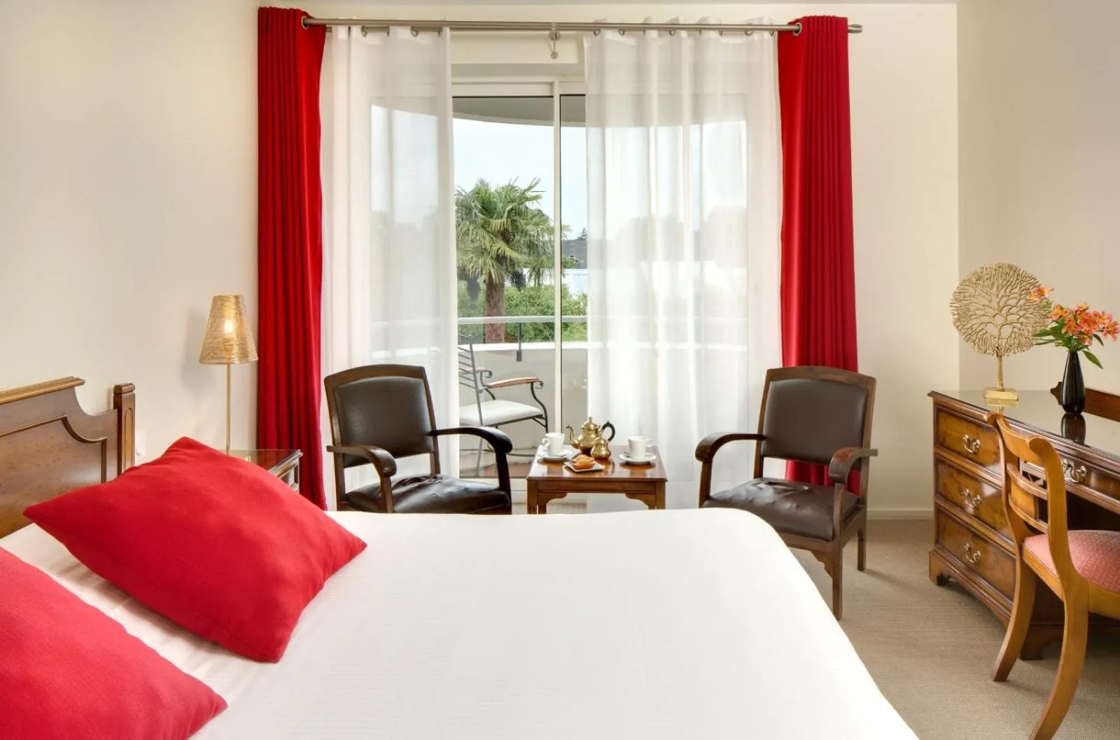 Photo of the whole room, Bed in Grand Hôtel de Solesmes - Teritoria