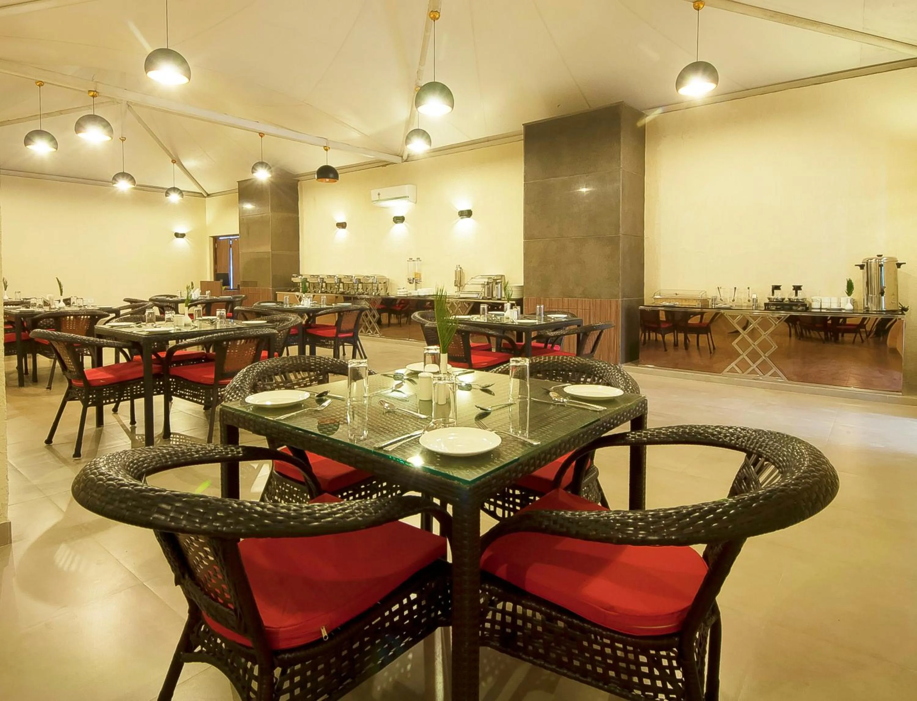 Restaurant/places to eat in Hotel Le Roi,Haridwar@Har Ki Pauri
