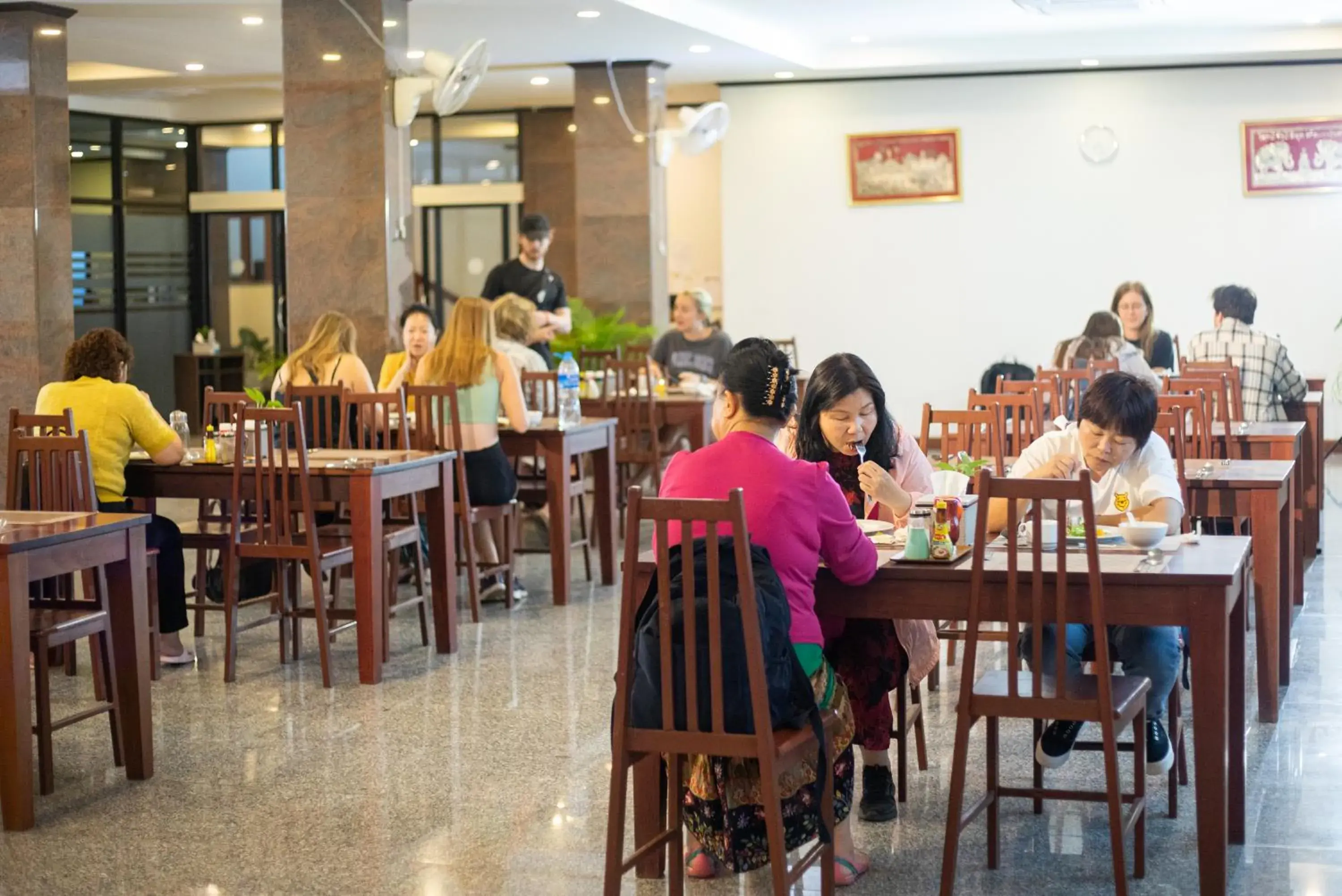Restaurant/places to eat in Sisombat Plaza Hotel Restaurant/places to eat in Sisombat Plaza Hotel