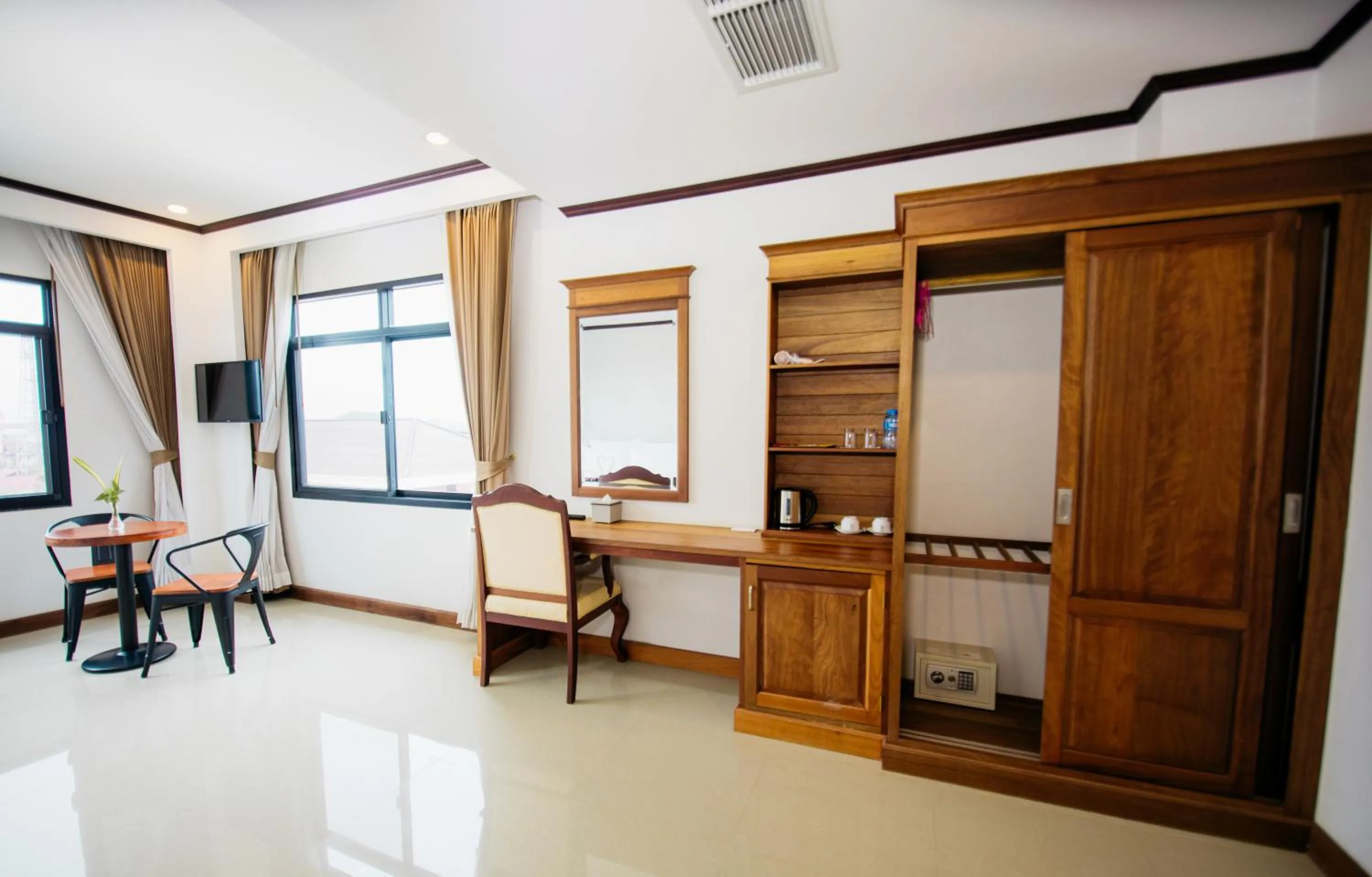 hair dresser in Sisombat Plaza Hotel