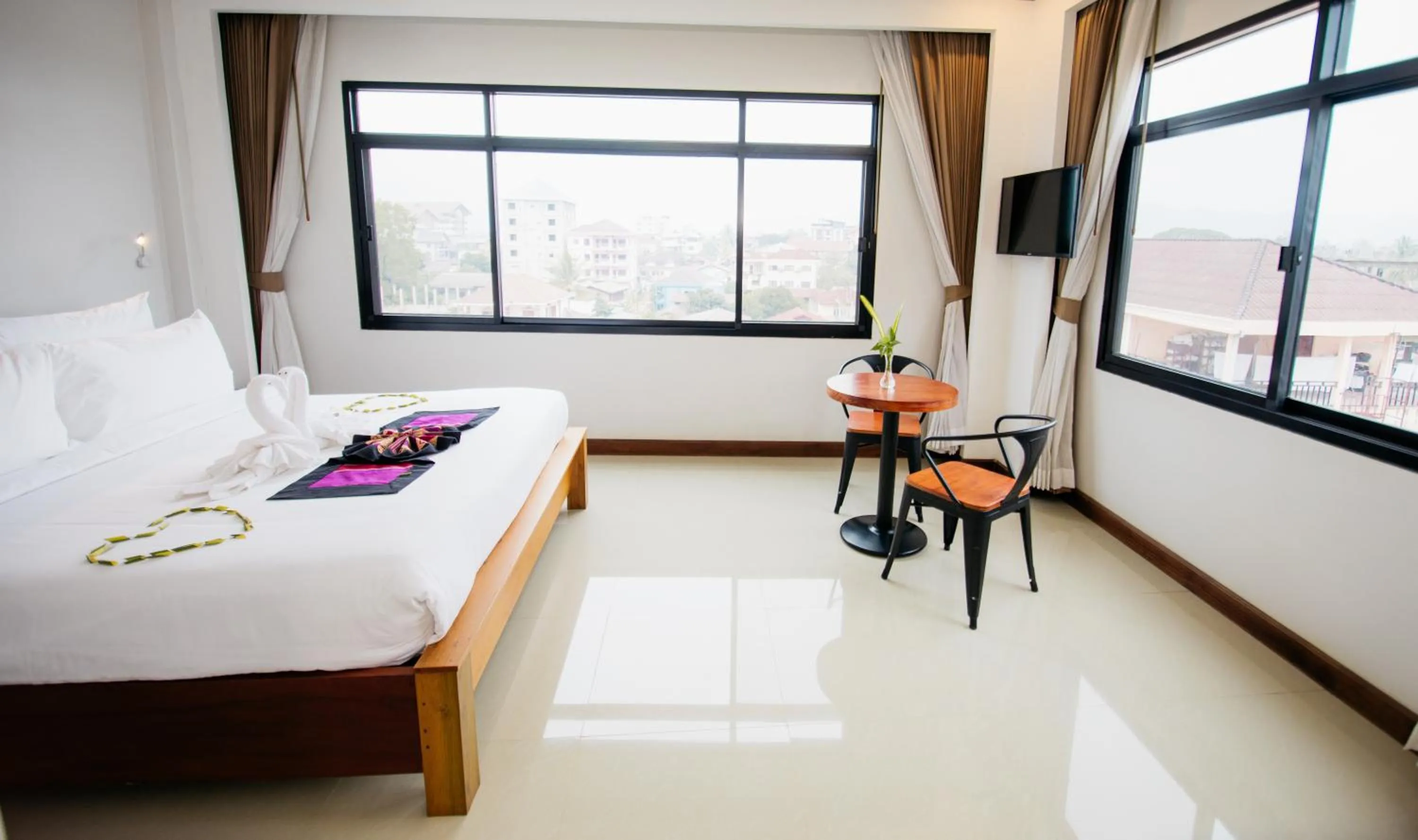 Bed in Sisombat Plaza Hotel