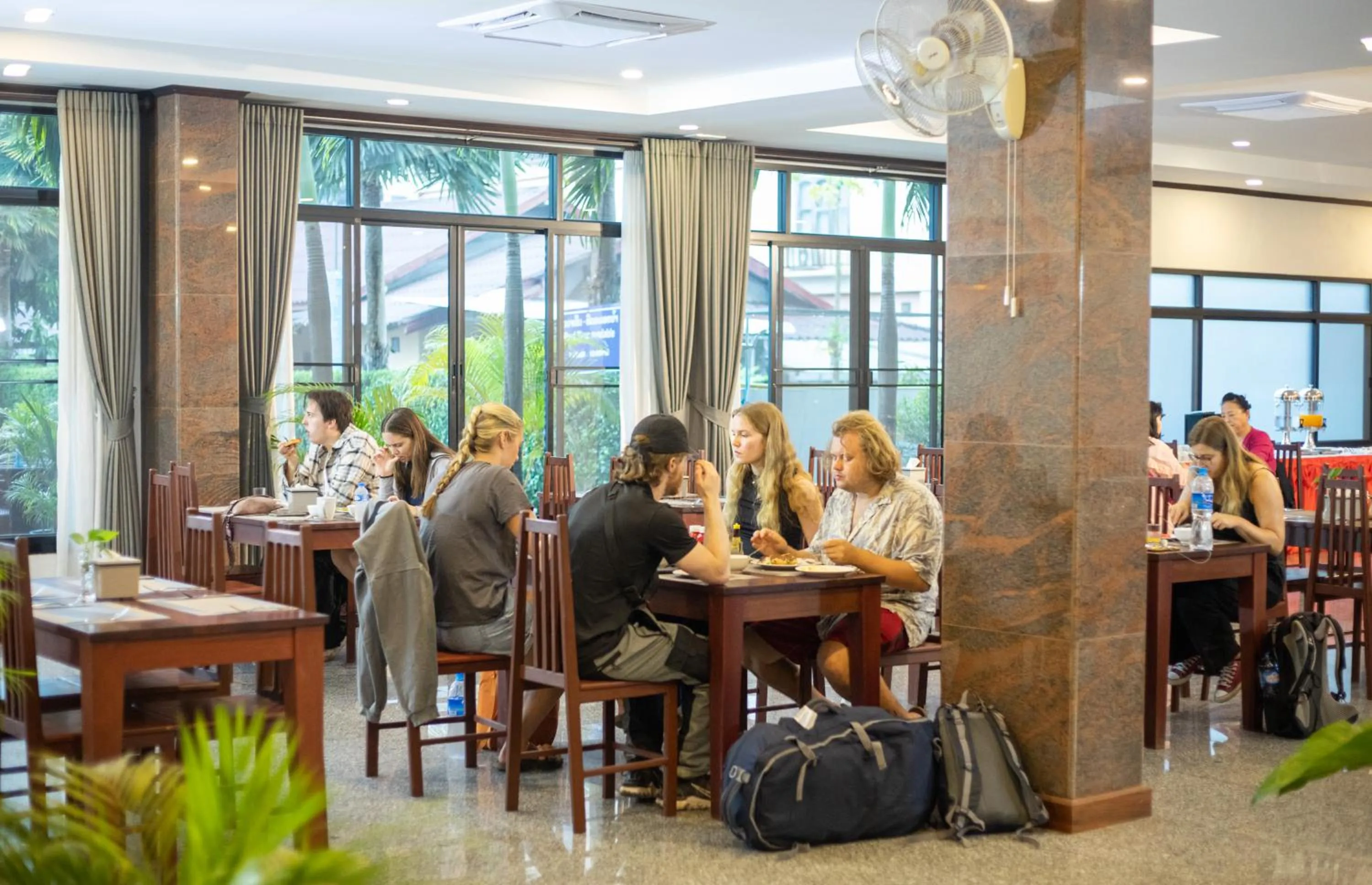 Restaurant/places to eat in Sisombat Plaza Hotel