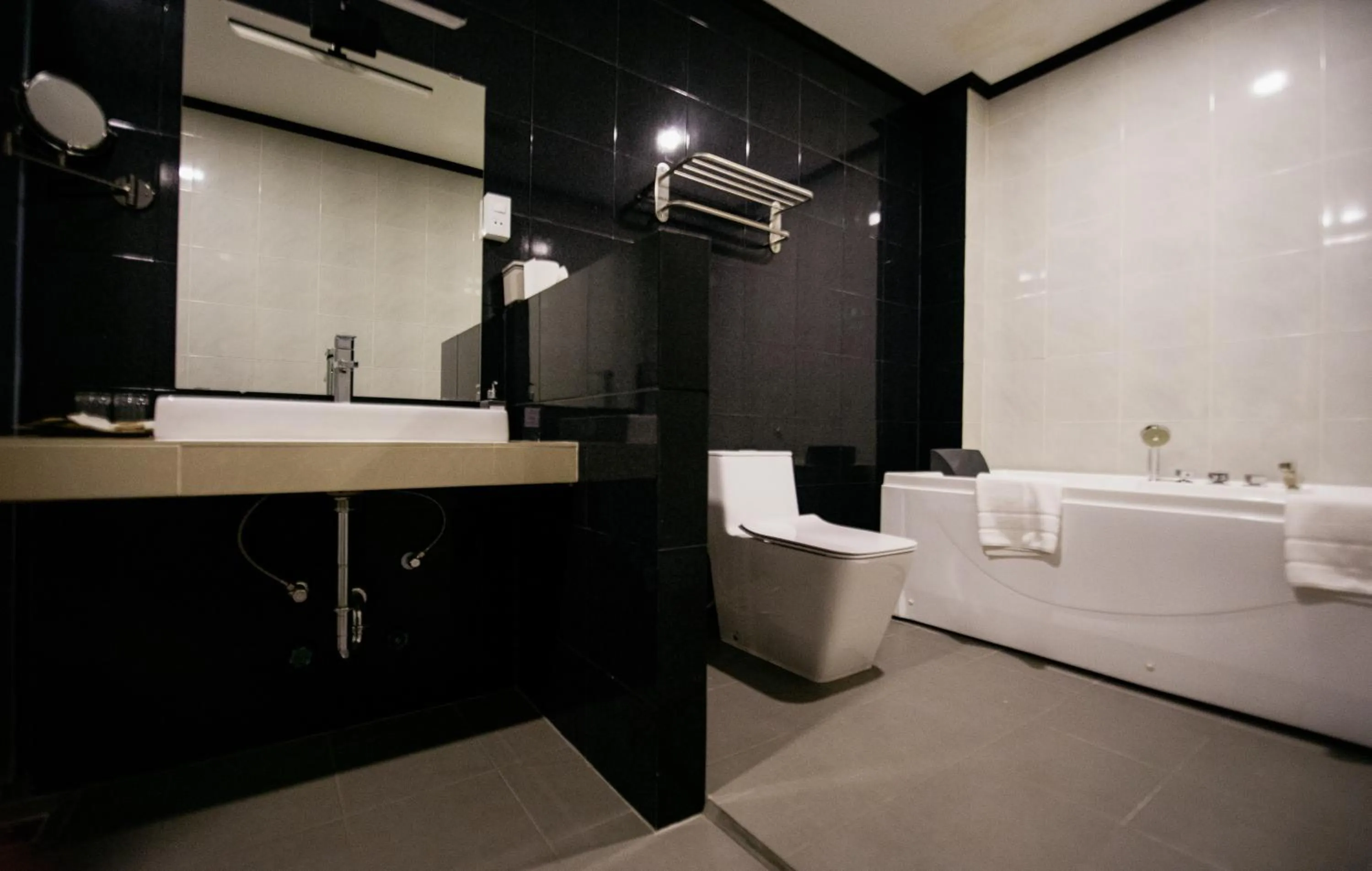 Shower in Sisombat Plaza Hotel