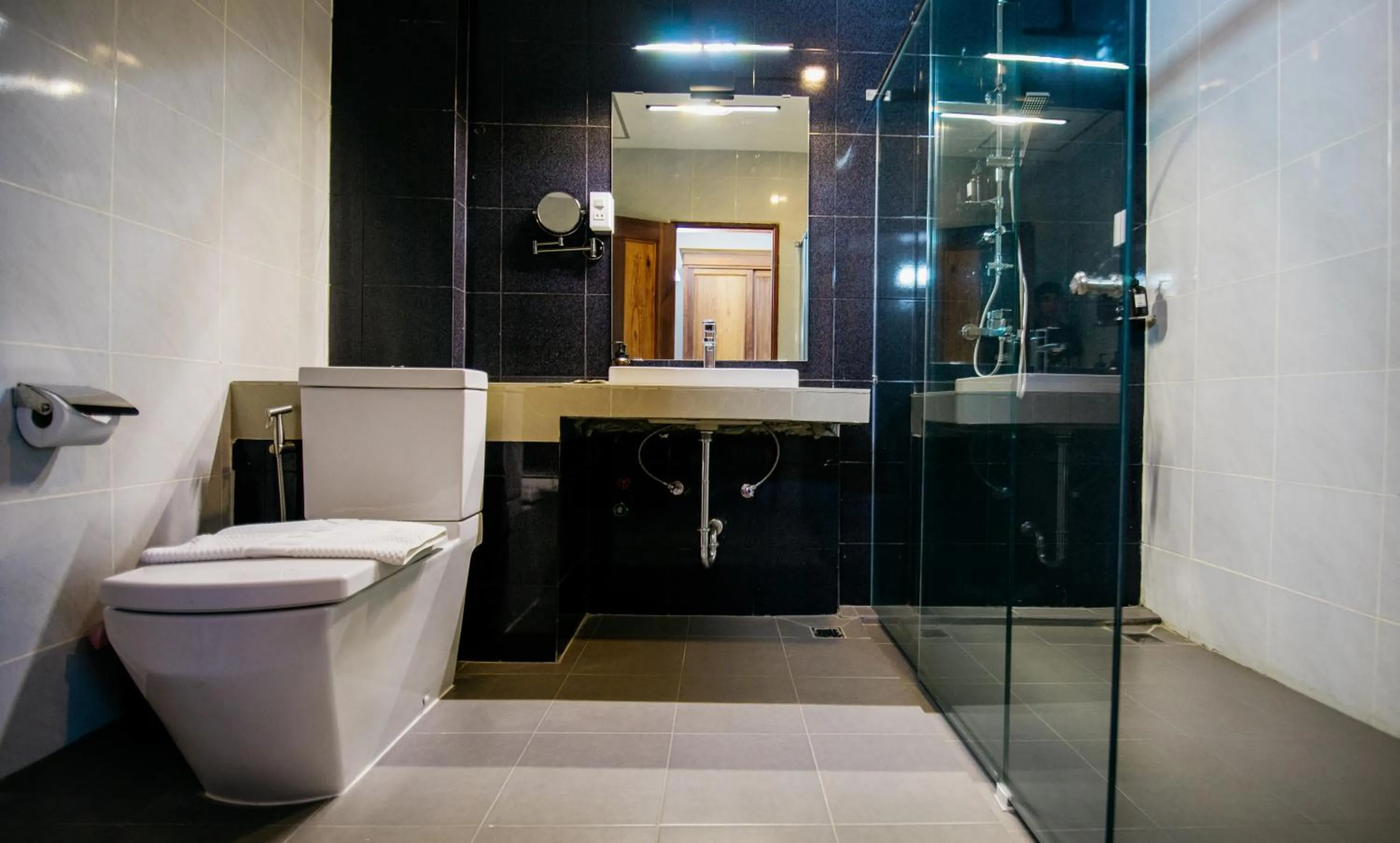 Shower in Sisombat Plaza Hotel