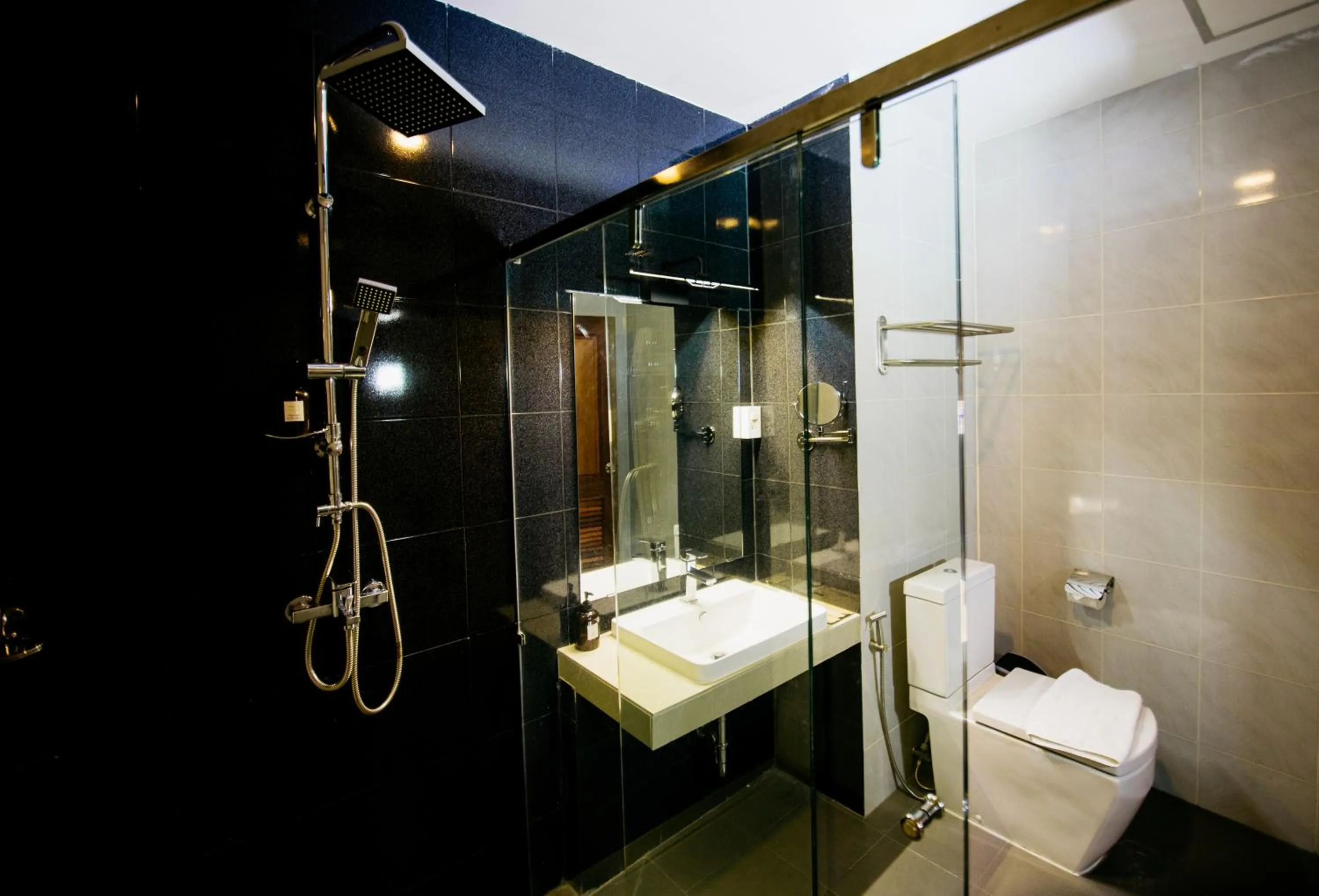 Shower in Sisombat Plaza Hotel