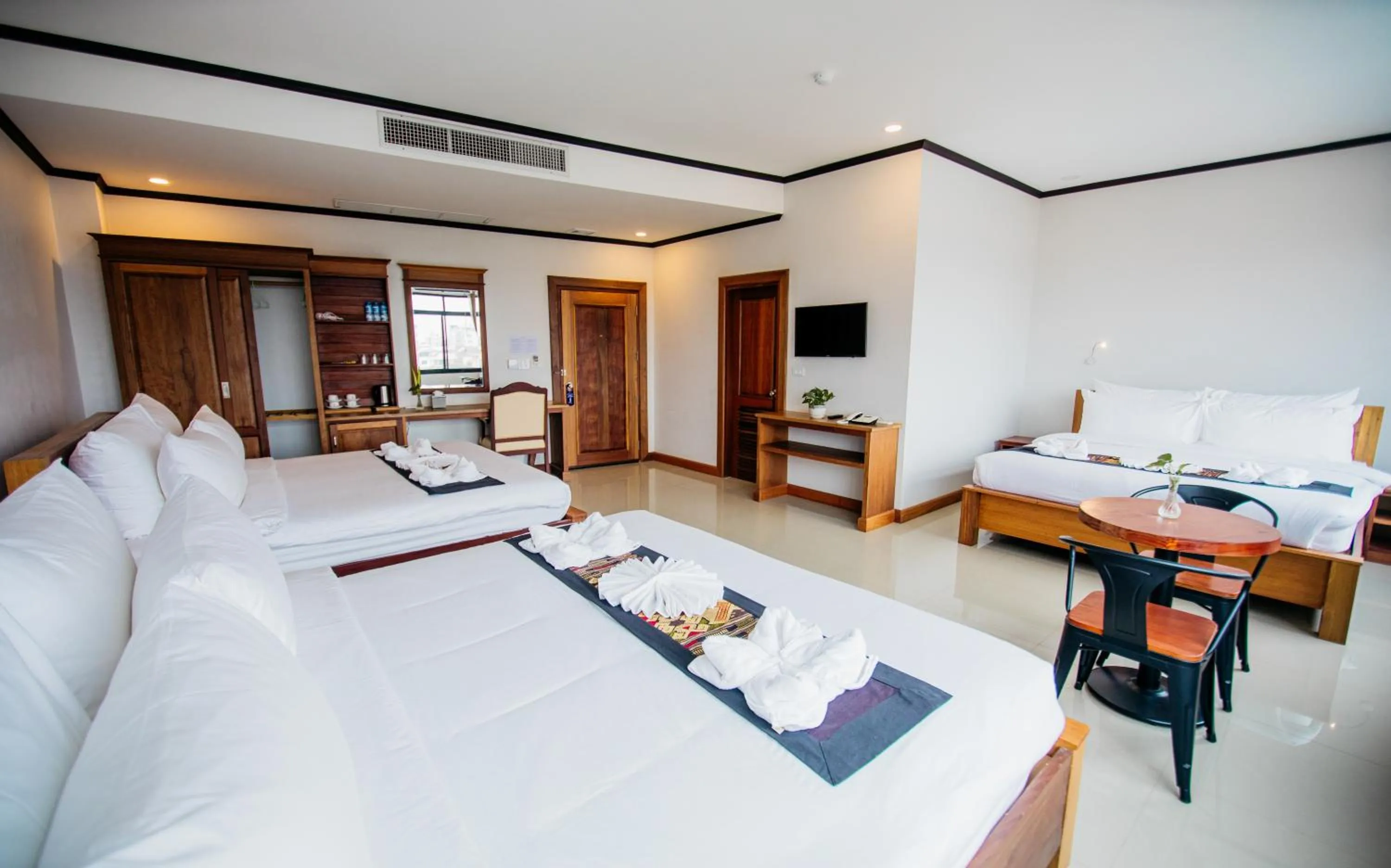 Bed in Sisombat Plaza Hotel