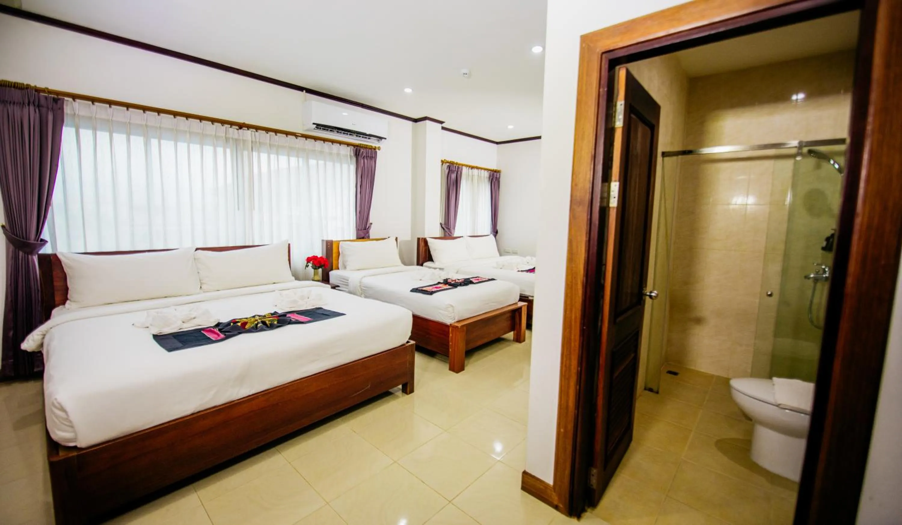 Shower, Bed in Sisombat Plaza Hotel