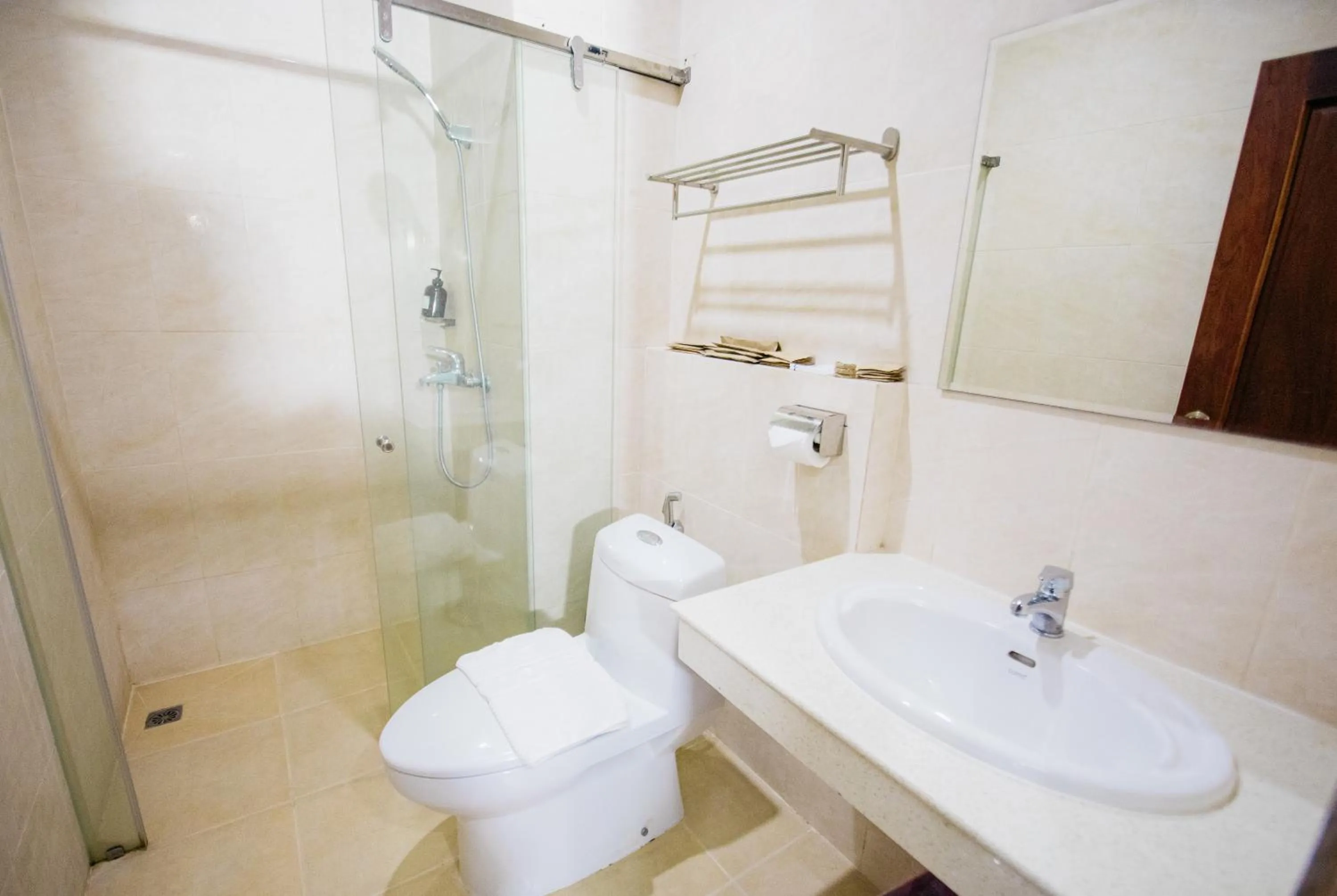 Shower in Sisombat Plaza Hotel