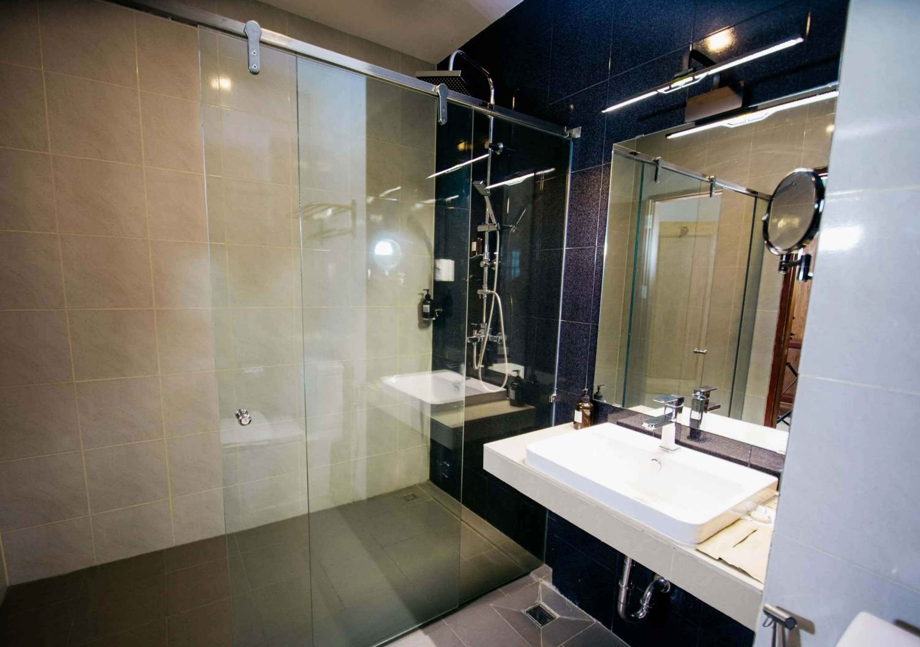 Shower in Sisombat Plaza Hotel