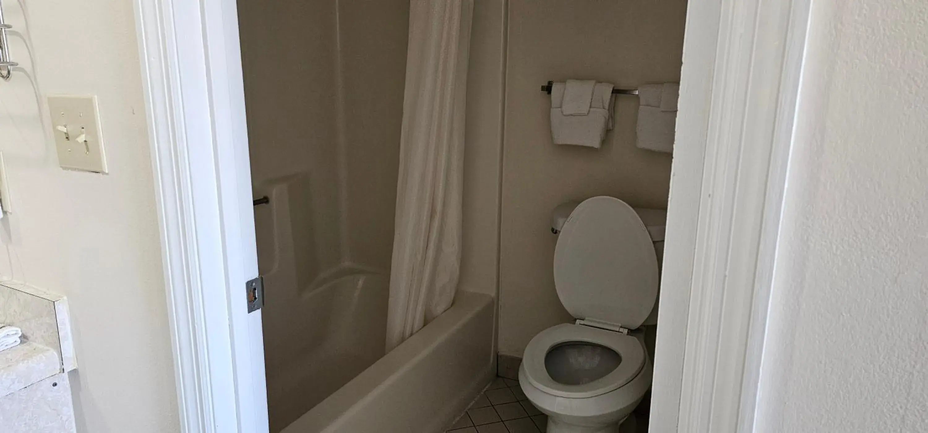 King Room - Disability Access in Sunrise Inn King Room - Disability Access in Sunrise Inn