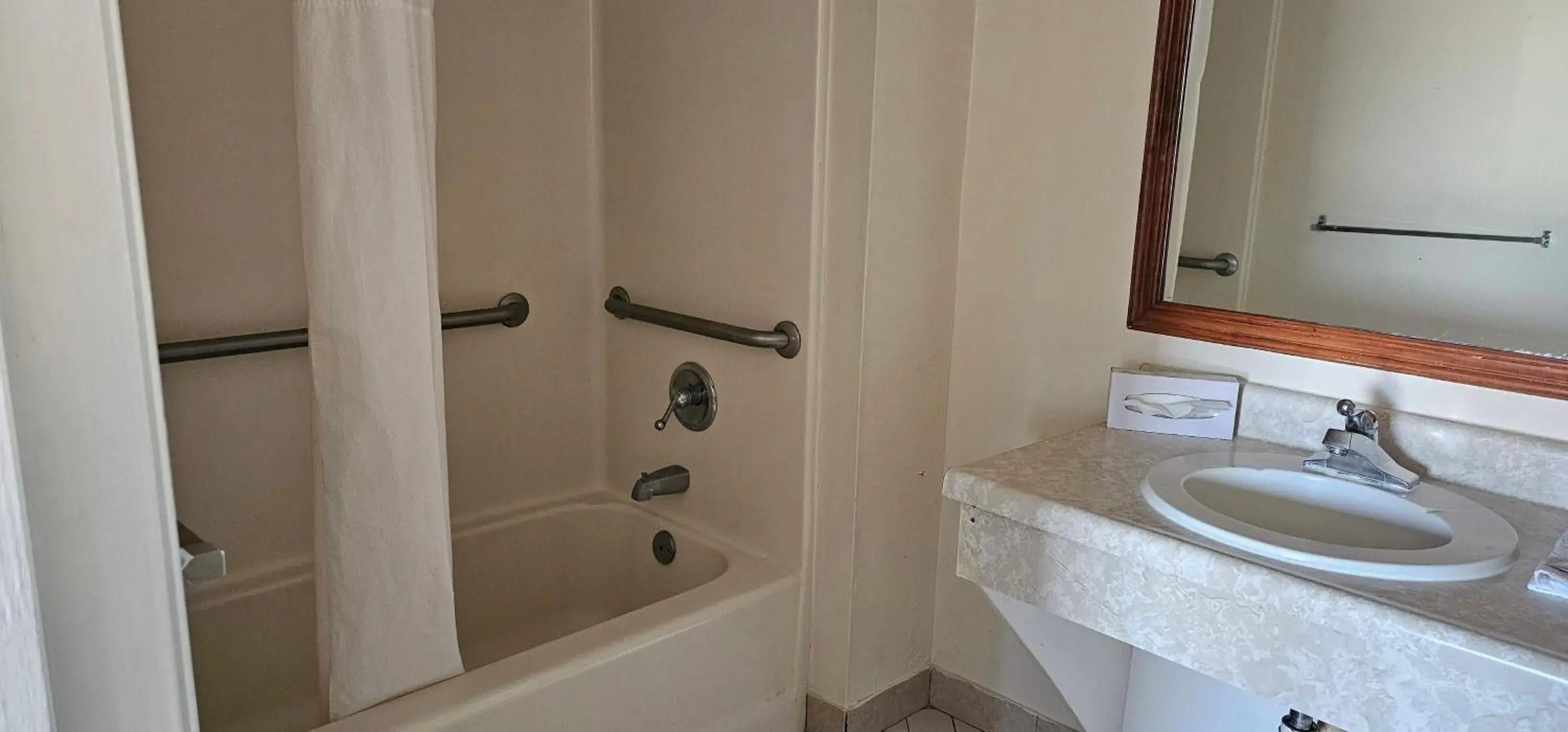 Double Room - Disability Access in Sunrise Inn Double Room - Disability Access in Sunrise Inn