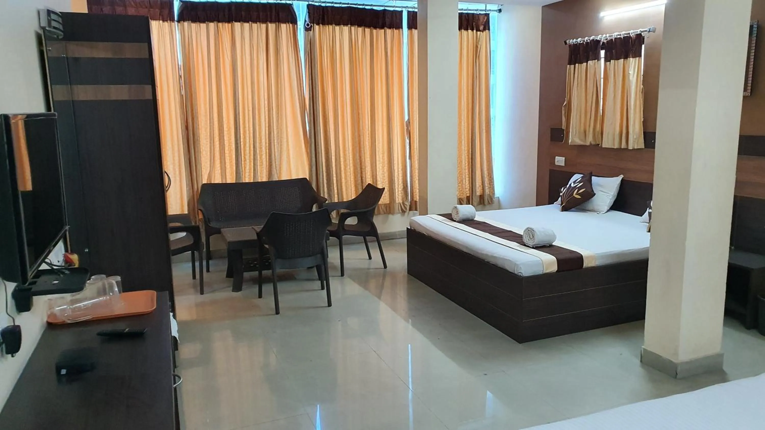 Seating area, Bed in S4 Residency